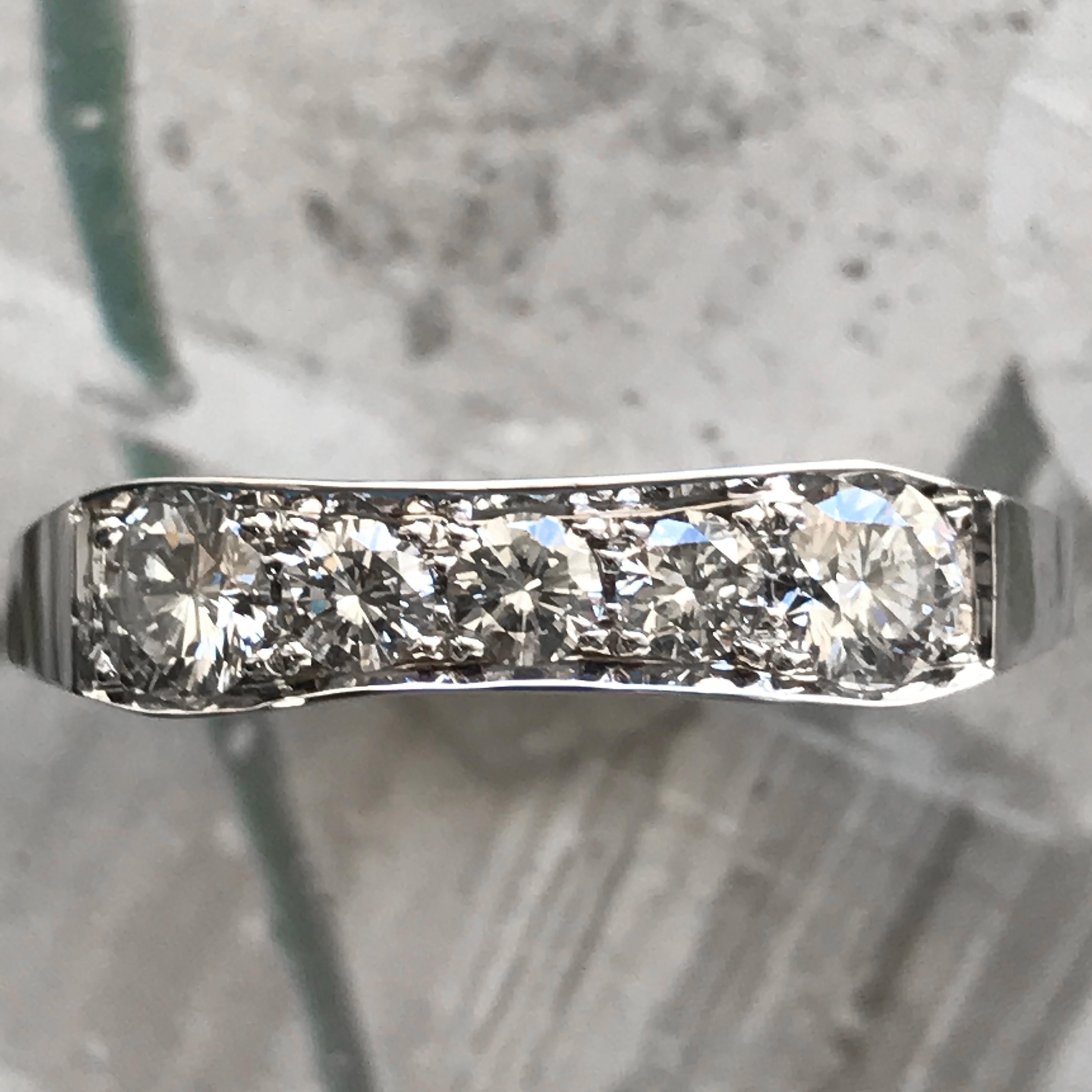 Runde fünf Diamanten Band 0,54 Karat TW, 14 Karat W, Ben-Dannie (Rundschliff) im Angebot