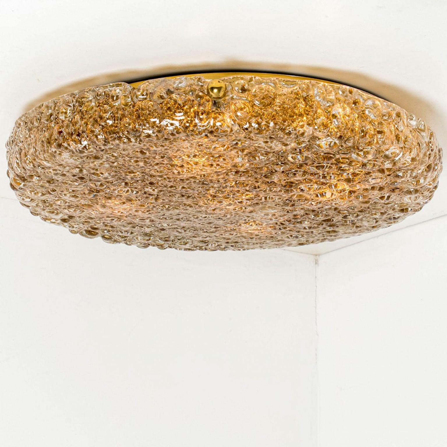 Lampada da incasso moderna in ottone spesso con vetro testurizzato di Hillebrand, circa 1970. L'incasso è caratterizzato da un enorme disco rotondo in vetro fumé fatto a mano.

Può essere utilizzato anche come illuminazione a parete di grande