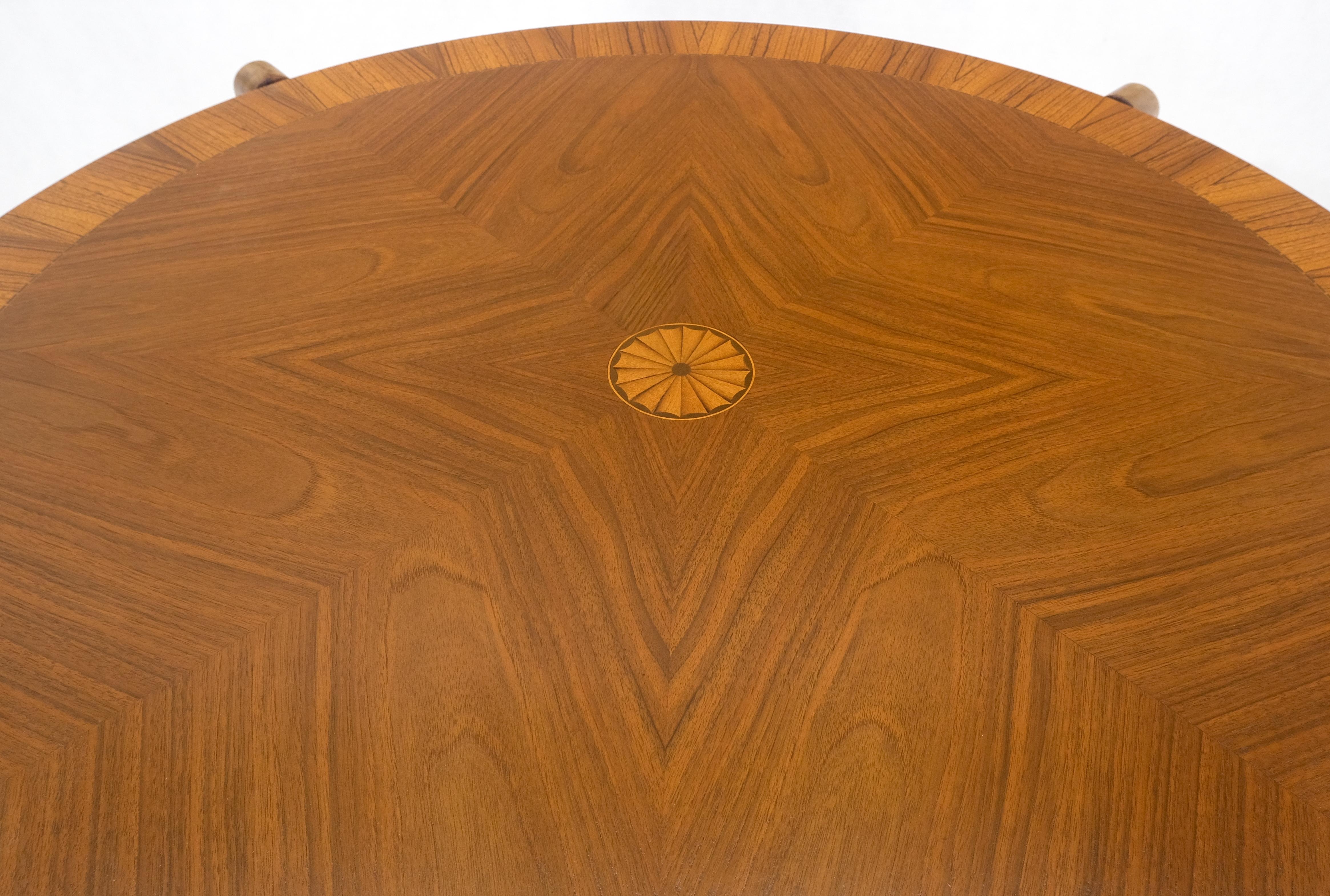 Runde Flip Top Art Nouveau Deco Banded Carved Nussbaum Spieltisch MINT! (Lackiert) im Angebot