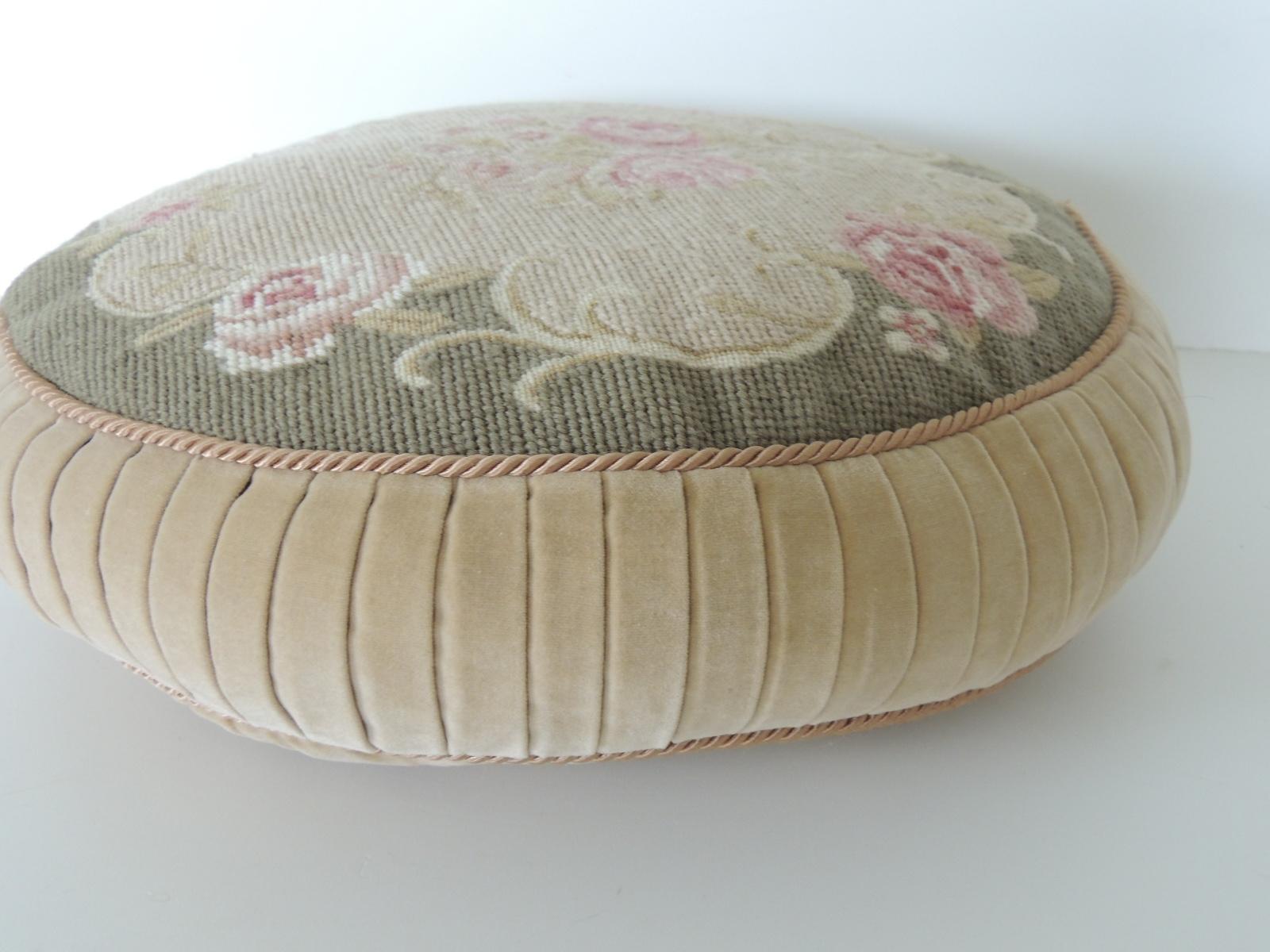 Round floral tapestry decorative pillow.
Cotton velvet pillow with rope trim and pleated velvet frame.
In shades of moss green, dusty rose and tan. Soft poly-filled.
Size: 16