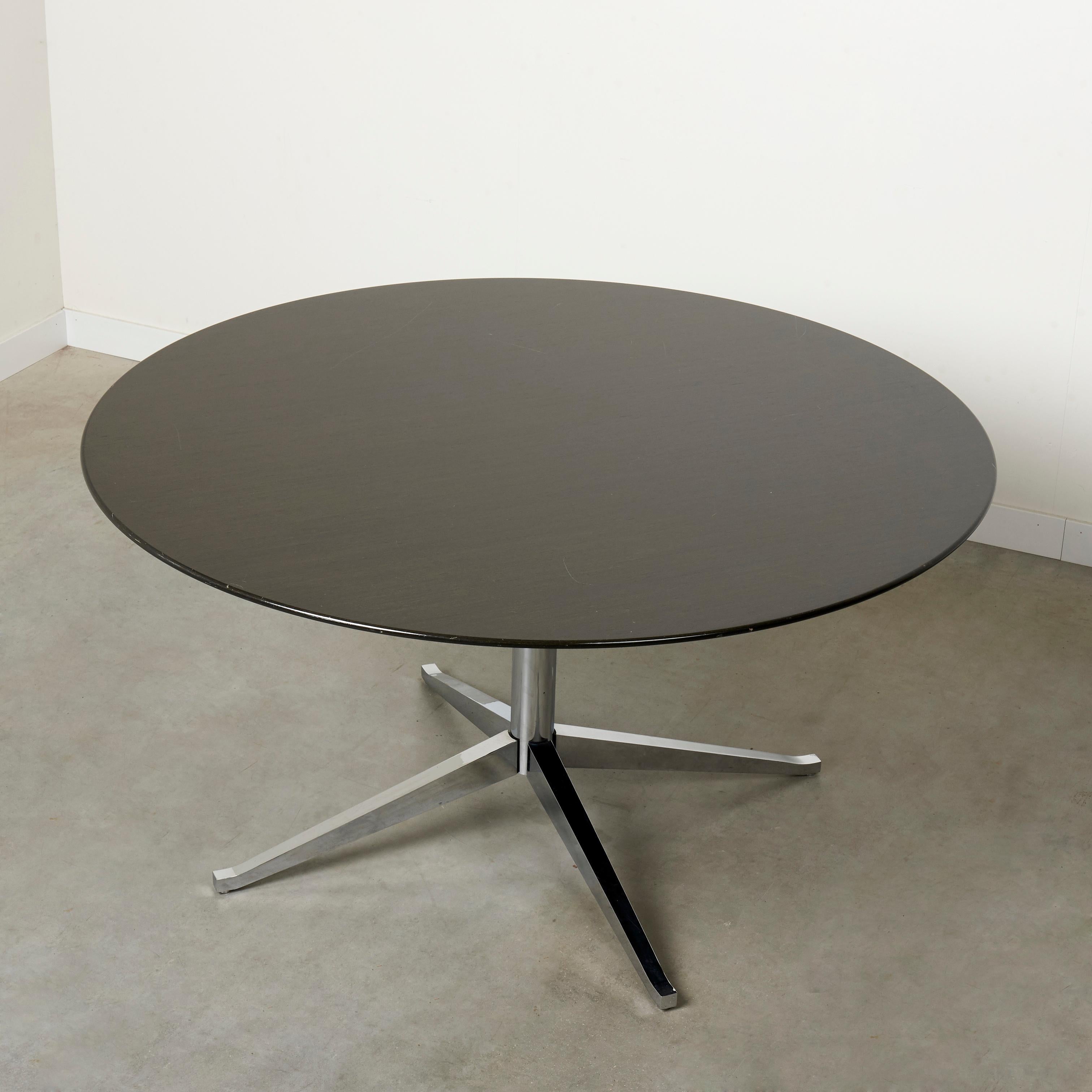 Round Florence Knoll dining table for Knoll International In Fair Condition For Sale In GENDT, NL