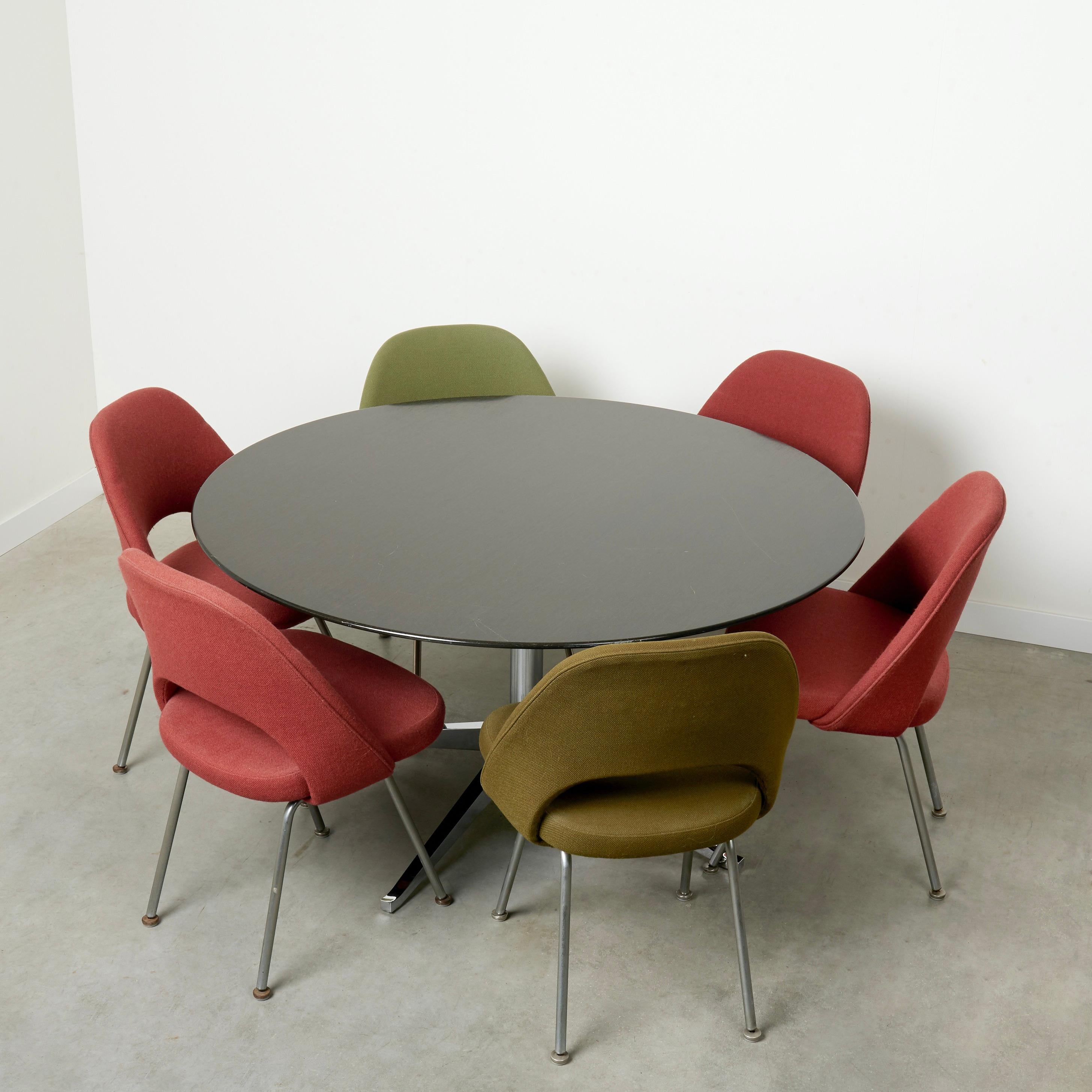 Round Florence Knoll dining table for Knoll International For Sale 4