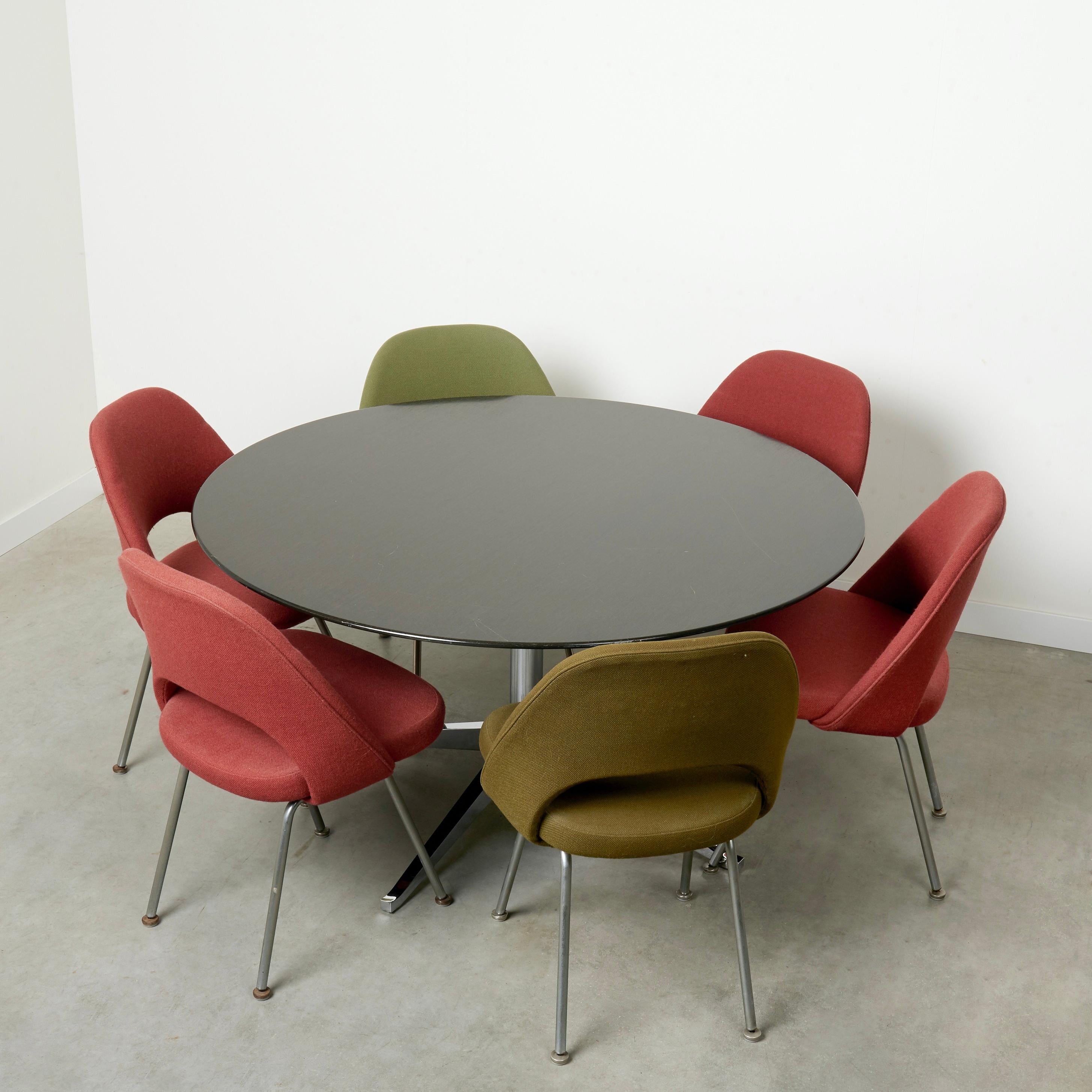 Round Florence Knoll dining table for Knoll International 4