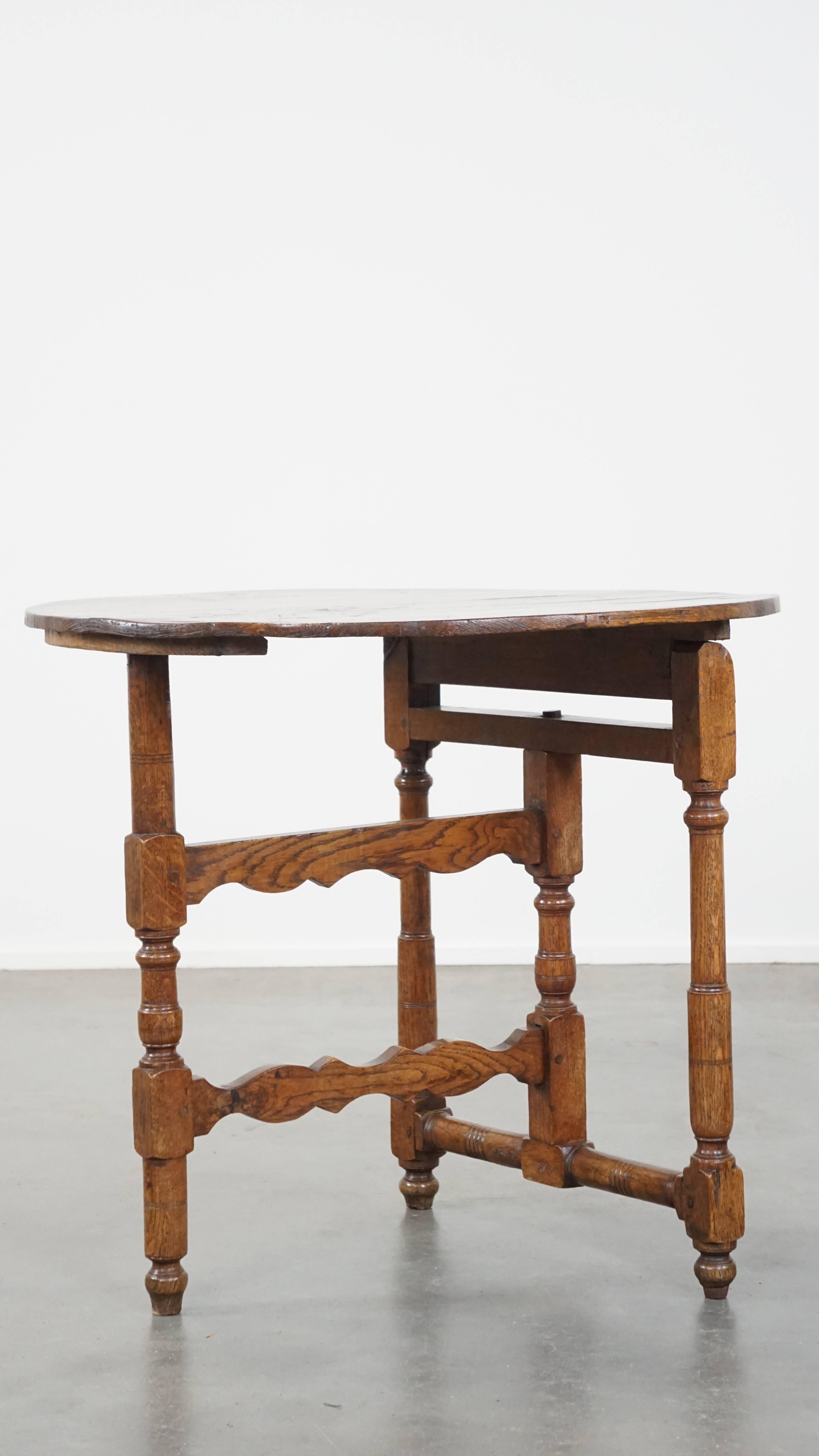 Cette magnifique table à vin française ancienne n'est pas seulement un plaisir pour les yeux, elle offre également des avantages pratiques. Il est pliable, ce qui permet de l'emmener facilement, par exemple, à une fête de jardin ou à un pique-nique,