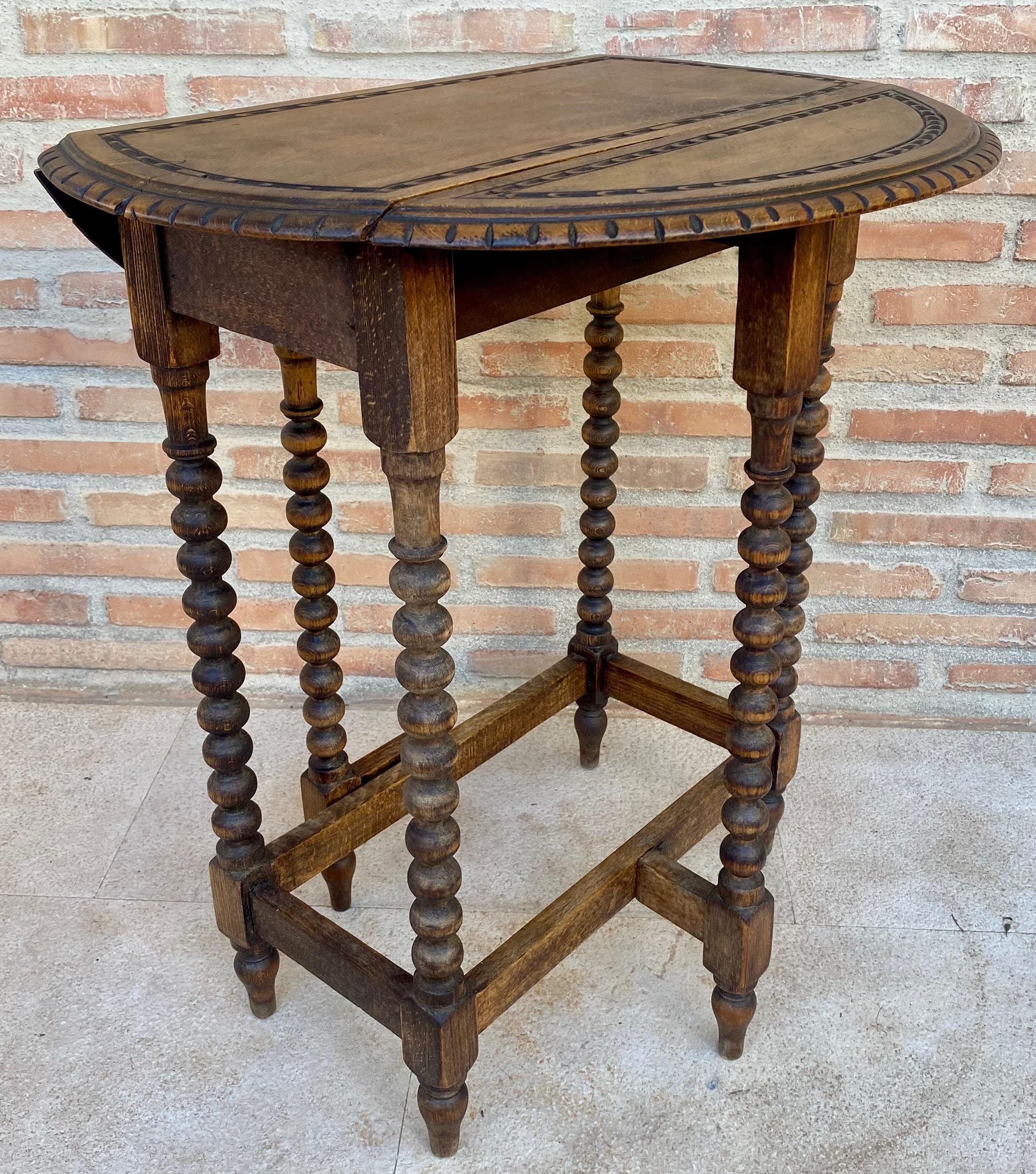 Round Folding Center Oak Table with Carved Top and Solomonic Legs, 1940s In Good Condition In Miami, FL