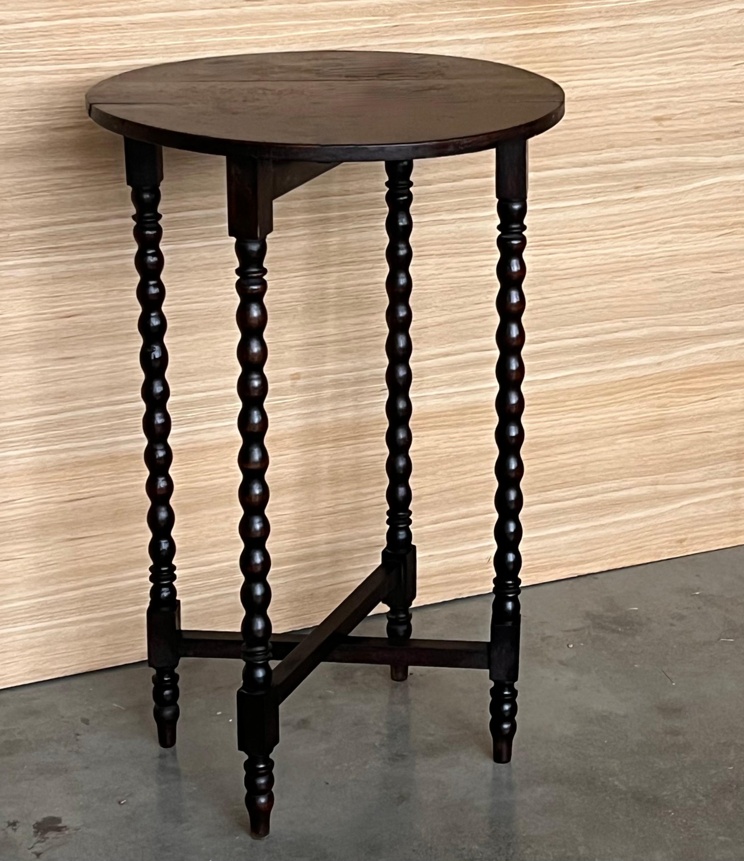 Round Folding Center Oak Table with Carved Top and Solomonic Legs, 1940s In Good Condition For Sale In Miami, FL