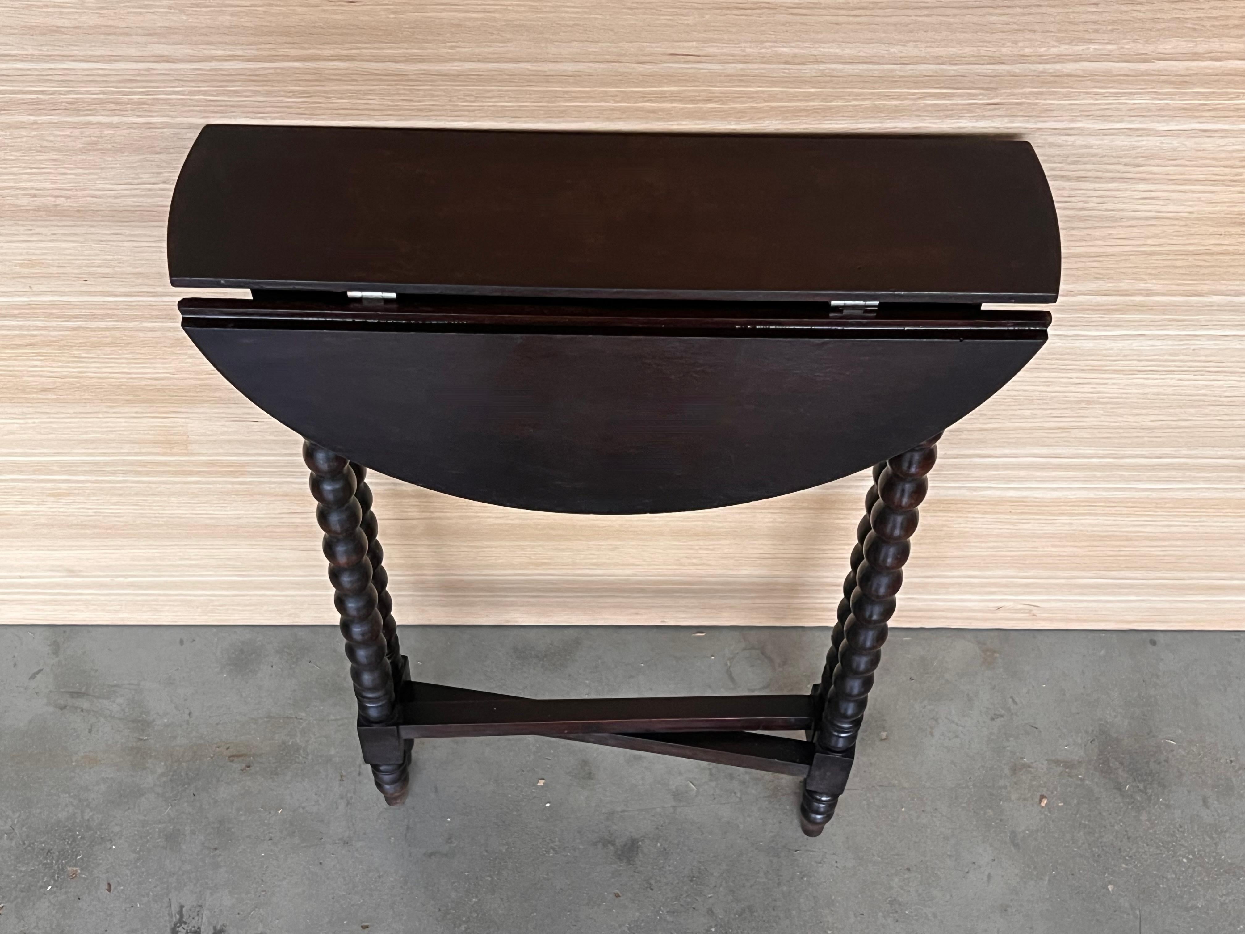 Round Folding Center Oak Table with Carved Top and Solomonic Legs, 1940s For Sale 1