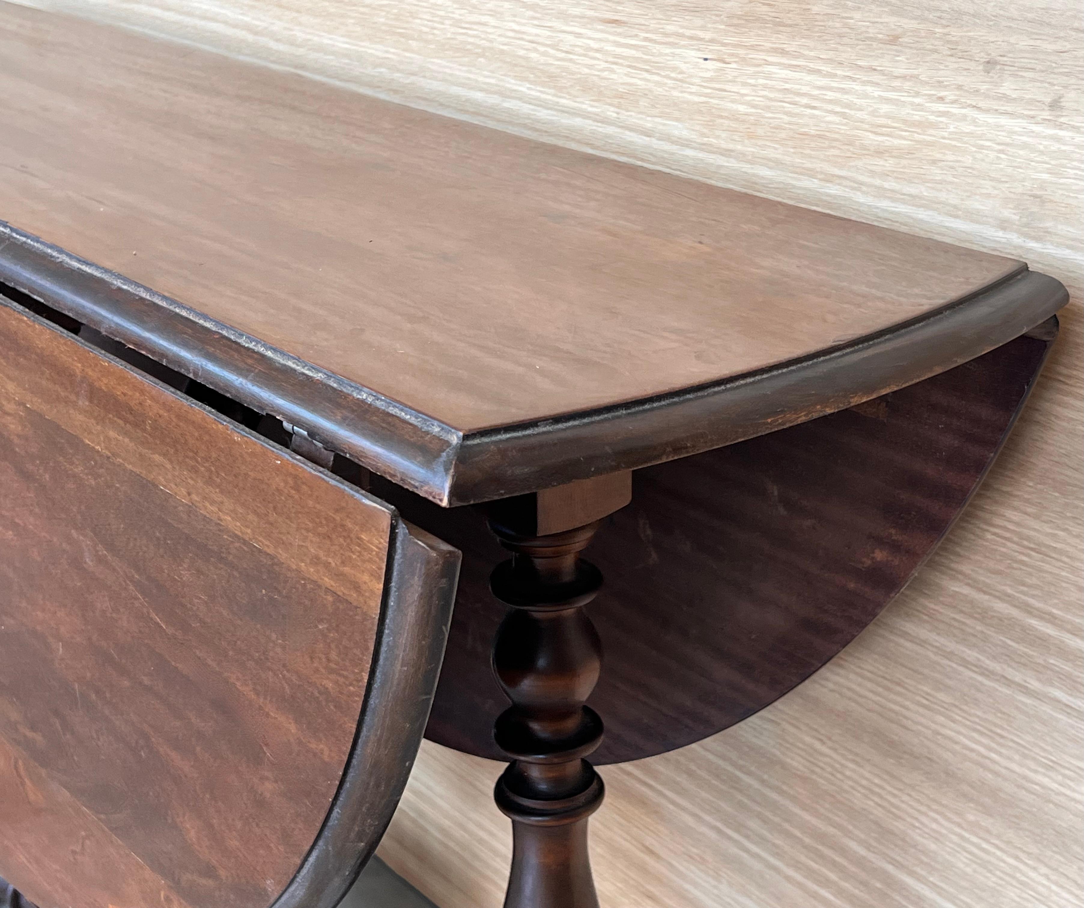 Round Folding Dining Table with Beveled Top and Carved Legs, 1940s In Good Condition For Sale In Miami, FL