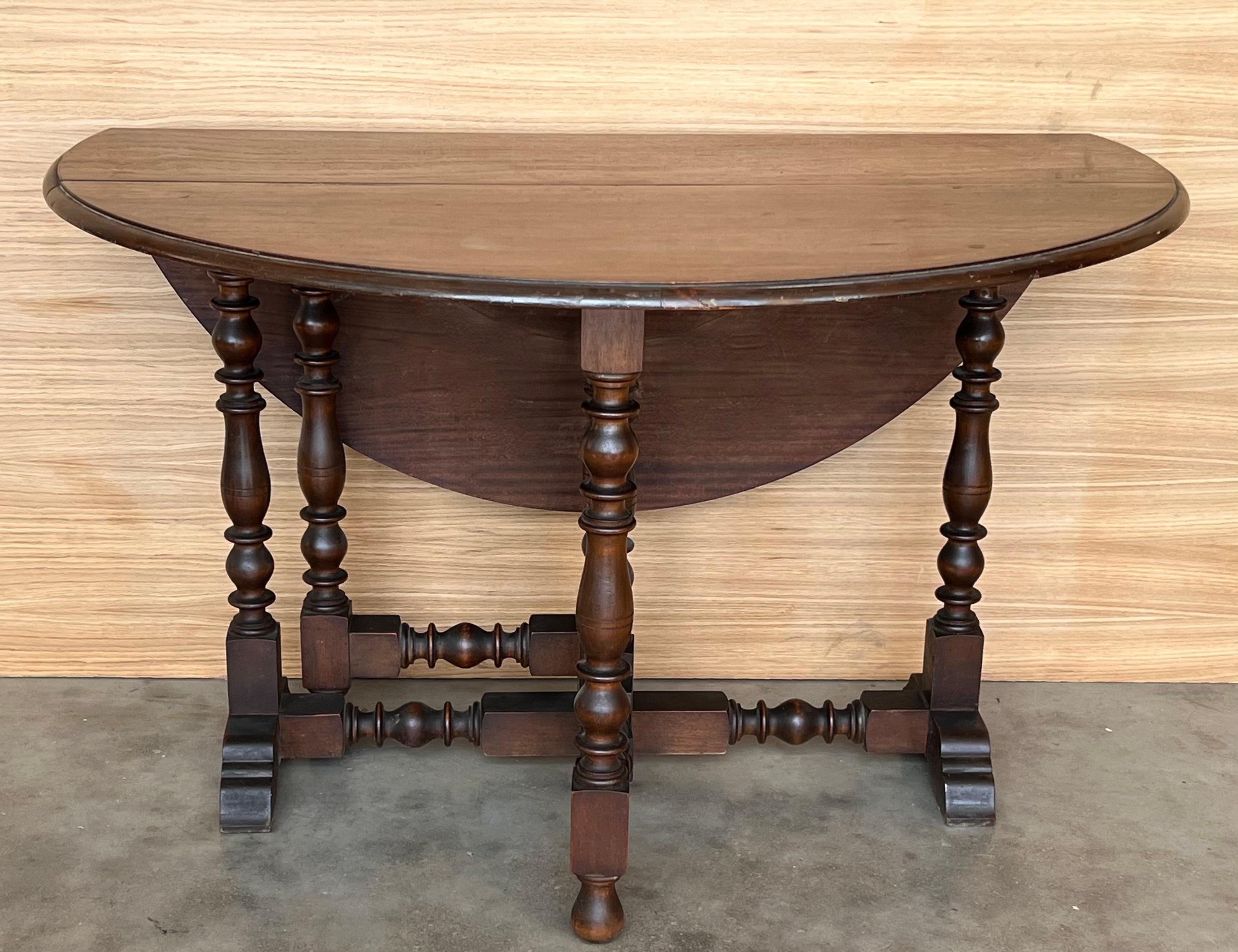 Round Folding Dining Table with Beveled Top and Carved Legs, 1940s For Sale 1