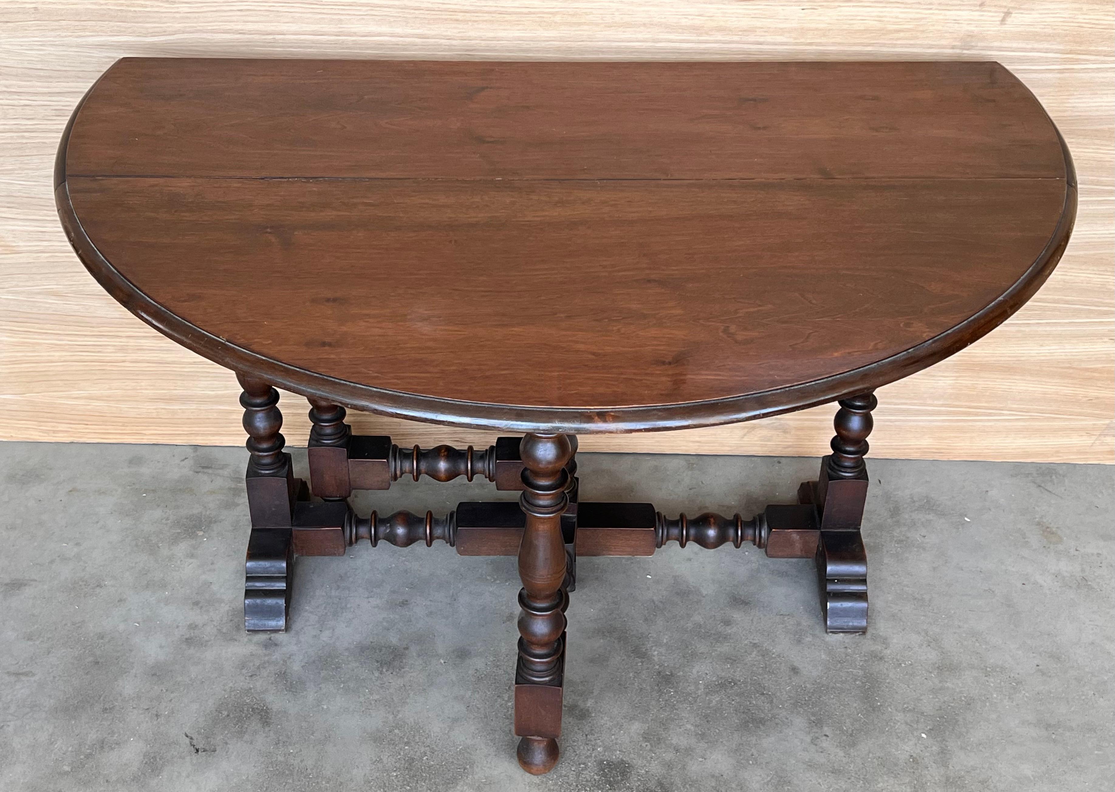 Round Folding Dining Table with Beveled Top and Carved Legs, 1940s For Sale 2