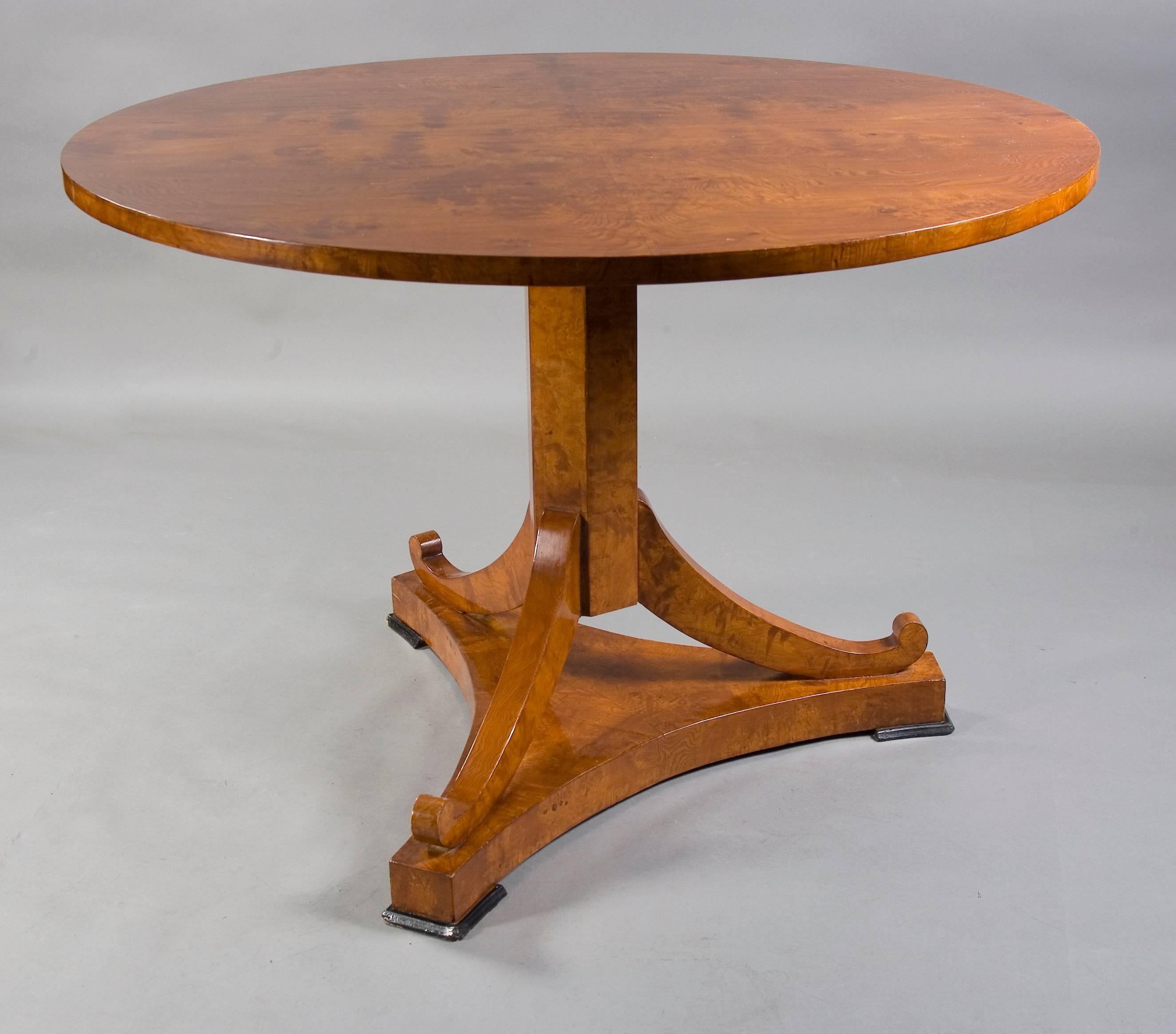Ash root on solid wood. Three-sided base plate on panes. Centrally ascending, eightfold folded column, flanked by three curved volutes. A strict form of early Biedermeier time. It is built with a folding mechanism. This type is very practical, not