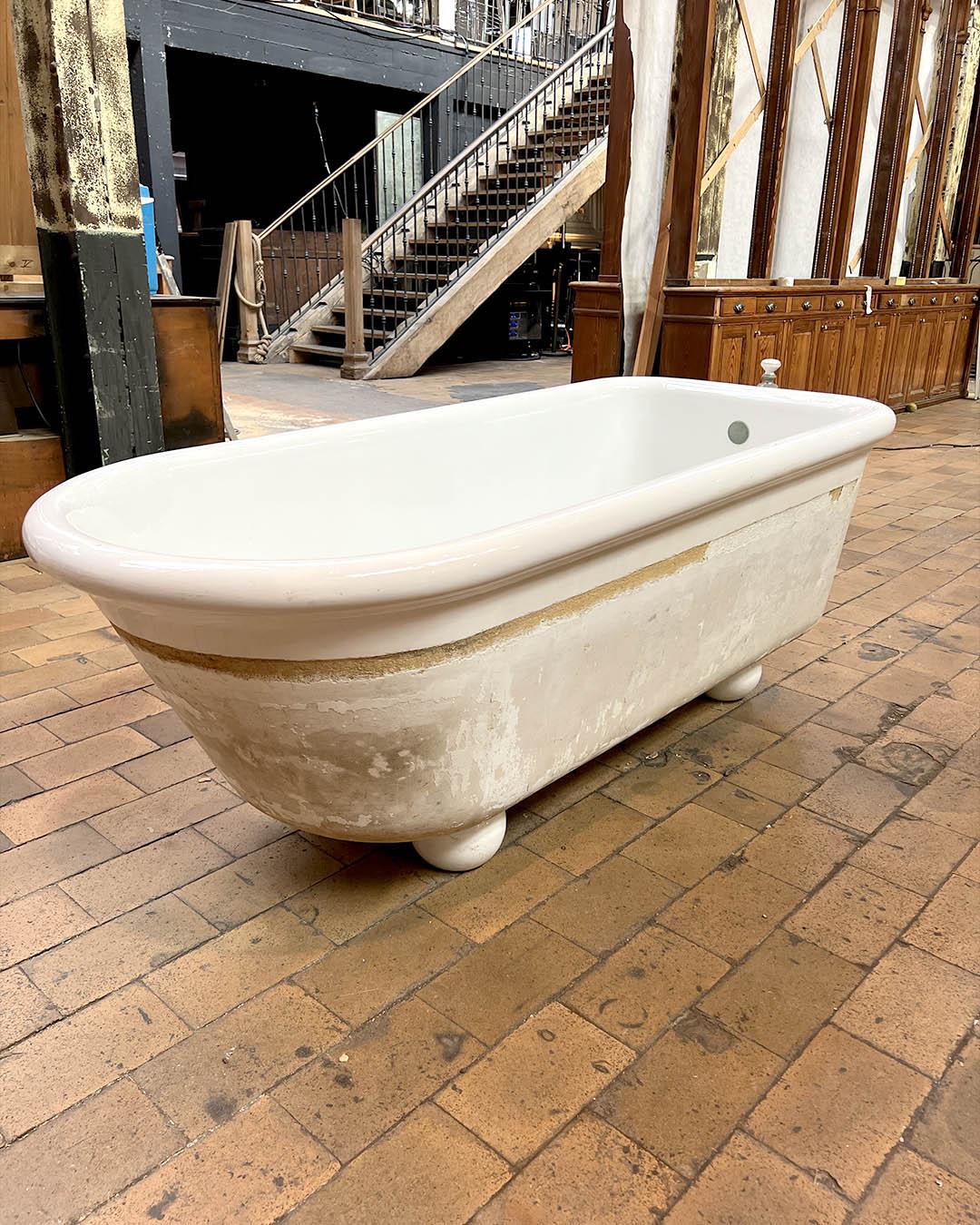 Elegant and timeless, this round-foot freestanding bathtub from the early 1900s brings a distinct touch of authenticity and vintage charm to any bathroom. Its rounded edges and deep basin offer both comfort and character, while the worn exterior