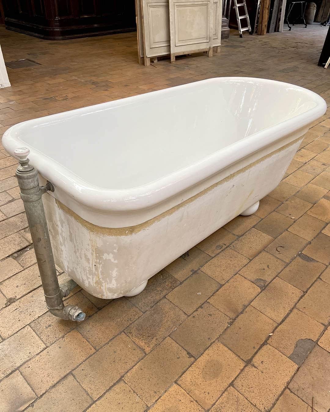 Metallo Round Foot Bathtub, circa 1900 in vendita
