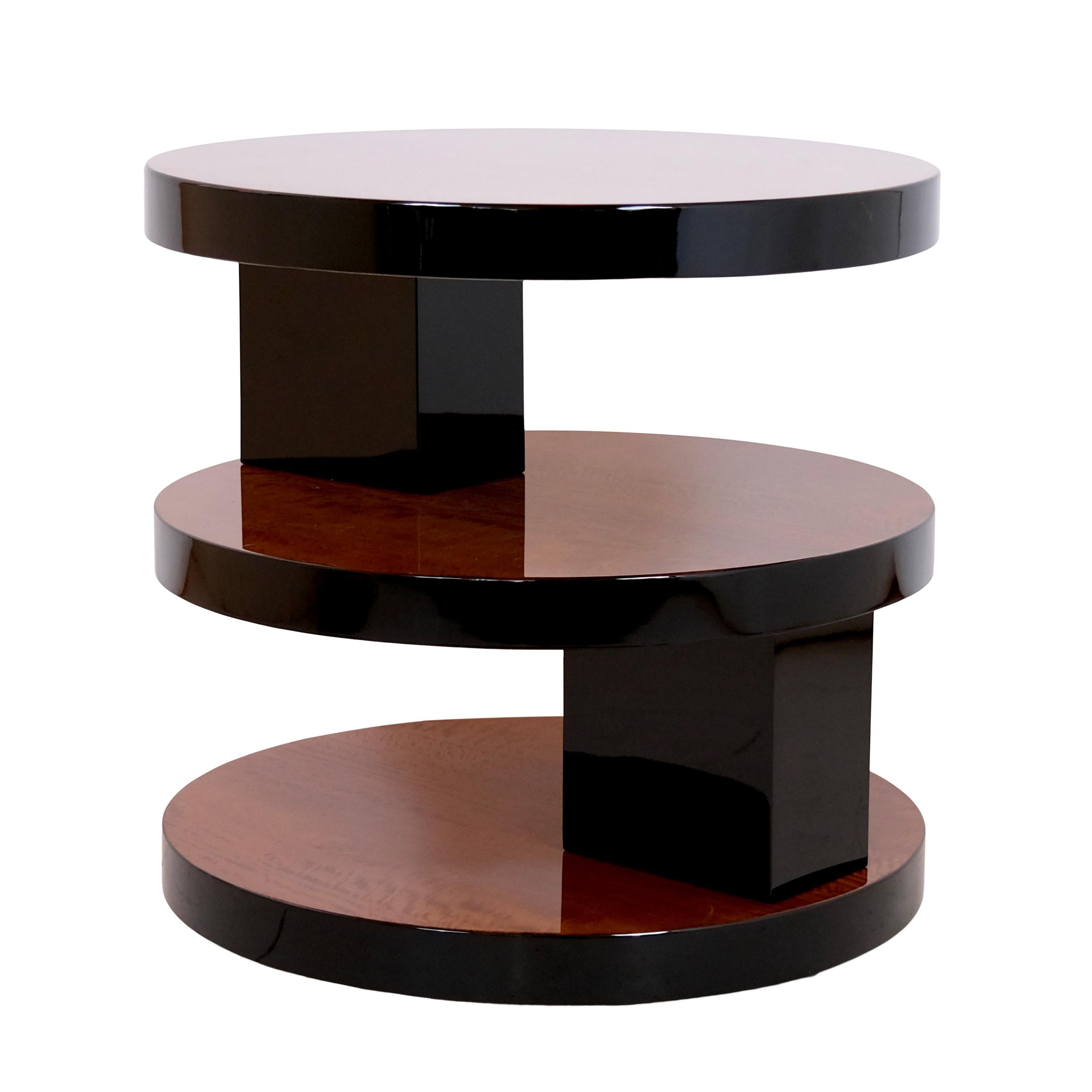 Round side table with three levels
Mahogany, high gloss lacquer and piano black high gloss lacquer

Original Art Deco, France, 1930s

Dimensions:
Diameter: 66.5 cm
Height: 64 cm