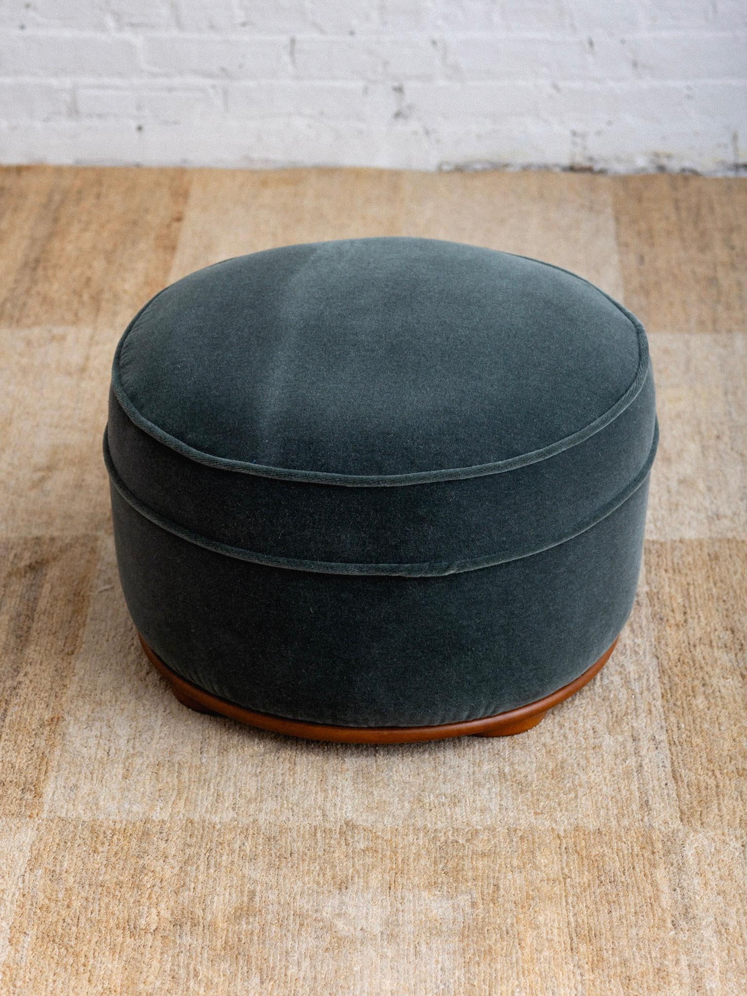 Round French Art Deco Ottoman in Teal Mohair In Good Condition In Brooklyn, NY