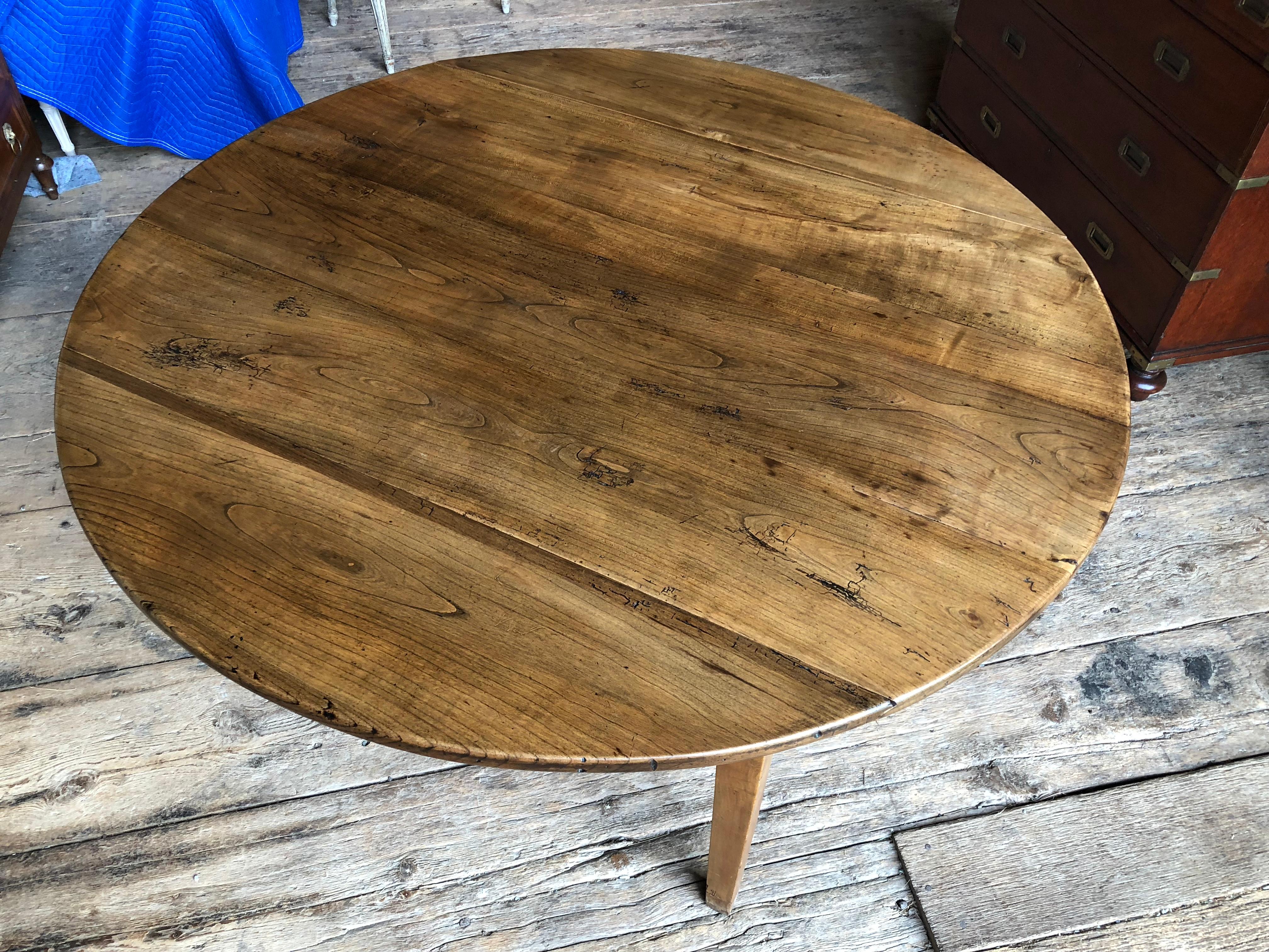Round French Country Farm Table, 19th Century In Excellent Condition In Doylestown, PA
