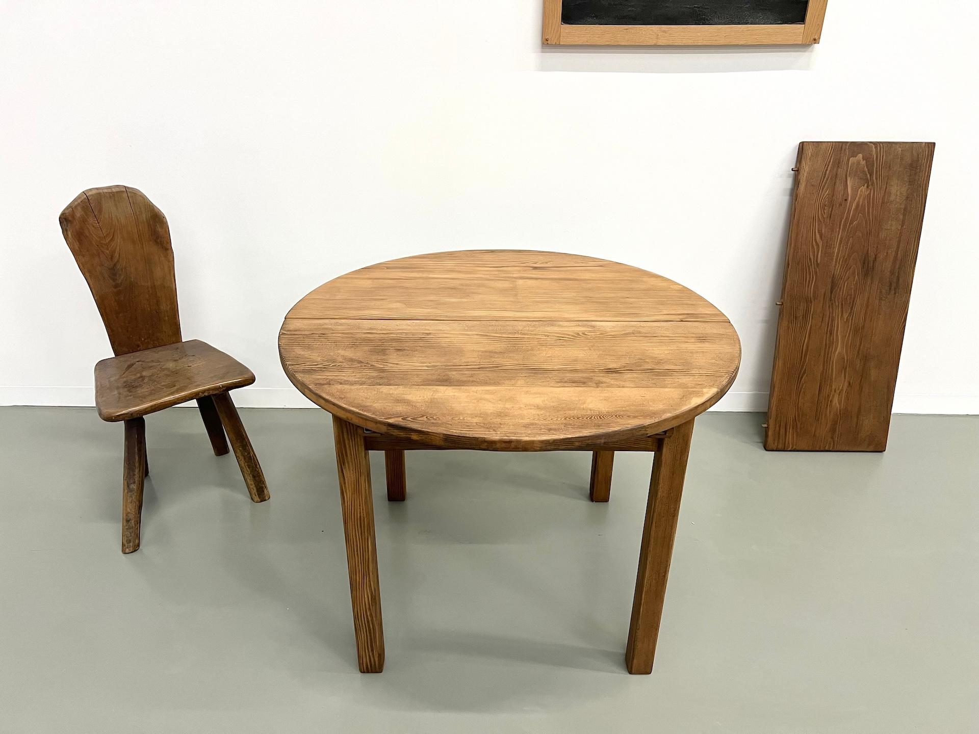 Hemos restaurado por completo esta mesa redonda de pino de los años 80. Con su acabado barnizado mate y el encanto de su pátina, será el aliado perfecto de los interiores pequeños.

Dimensiones:

Cerrada: Diámetro 100 cm / Altura 75,5 cm
