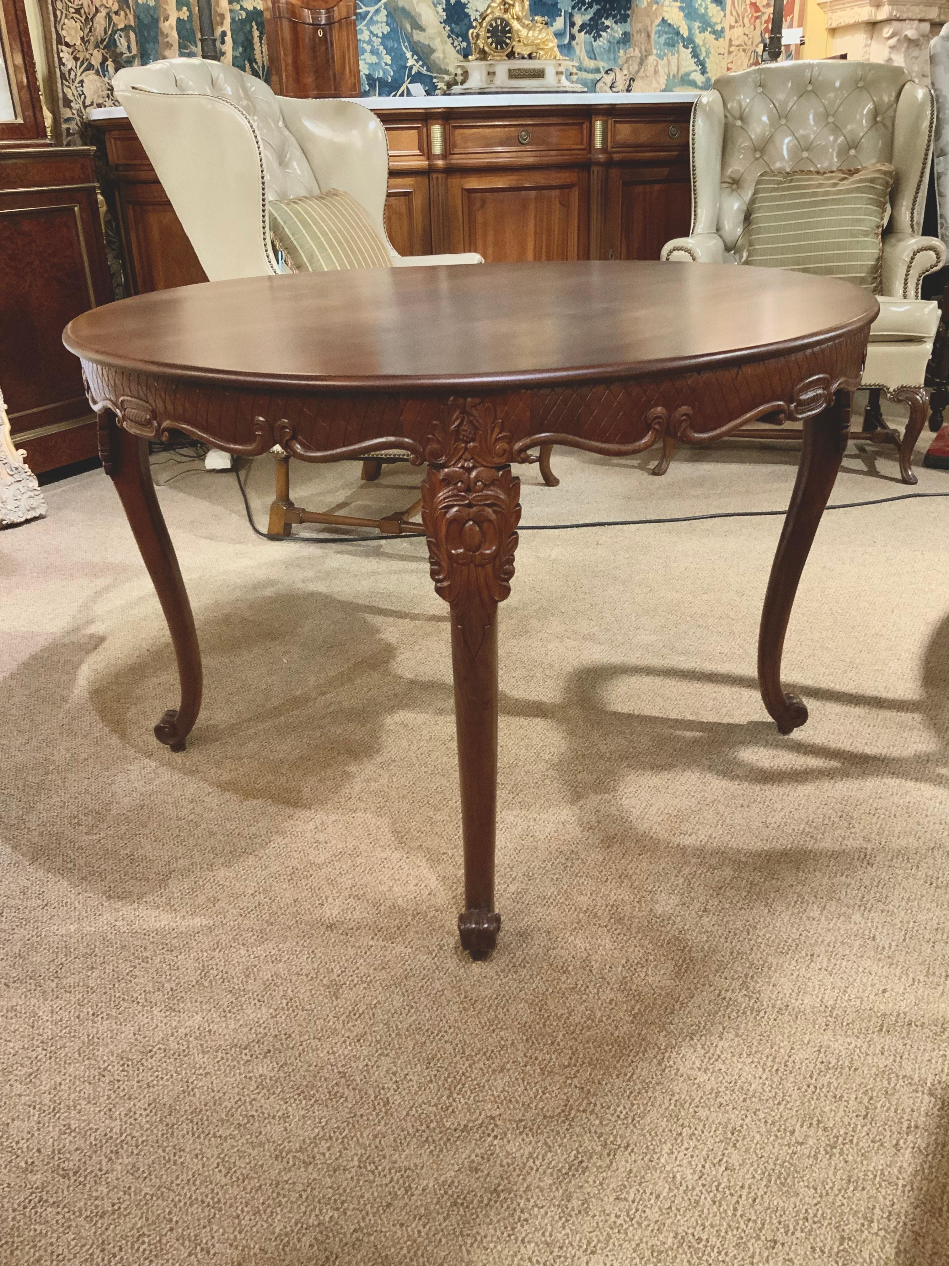 Round French Louis XV-Style Walnut Dining Table, Cabriole Leg In Excellent Condition In Houston, TX