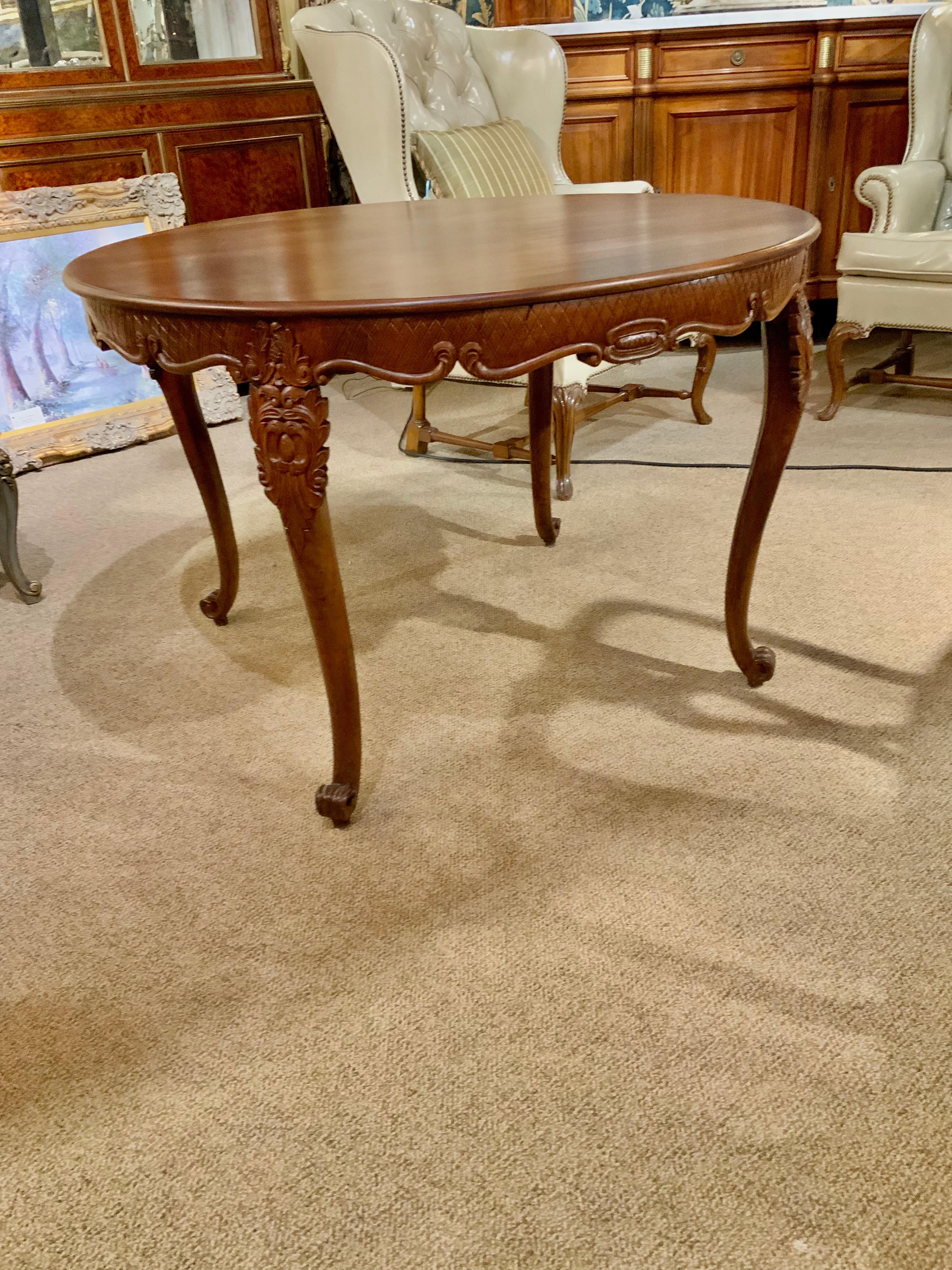 Round French Louis XV-Style Walnut Dining Table, Cabriole Leg 1