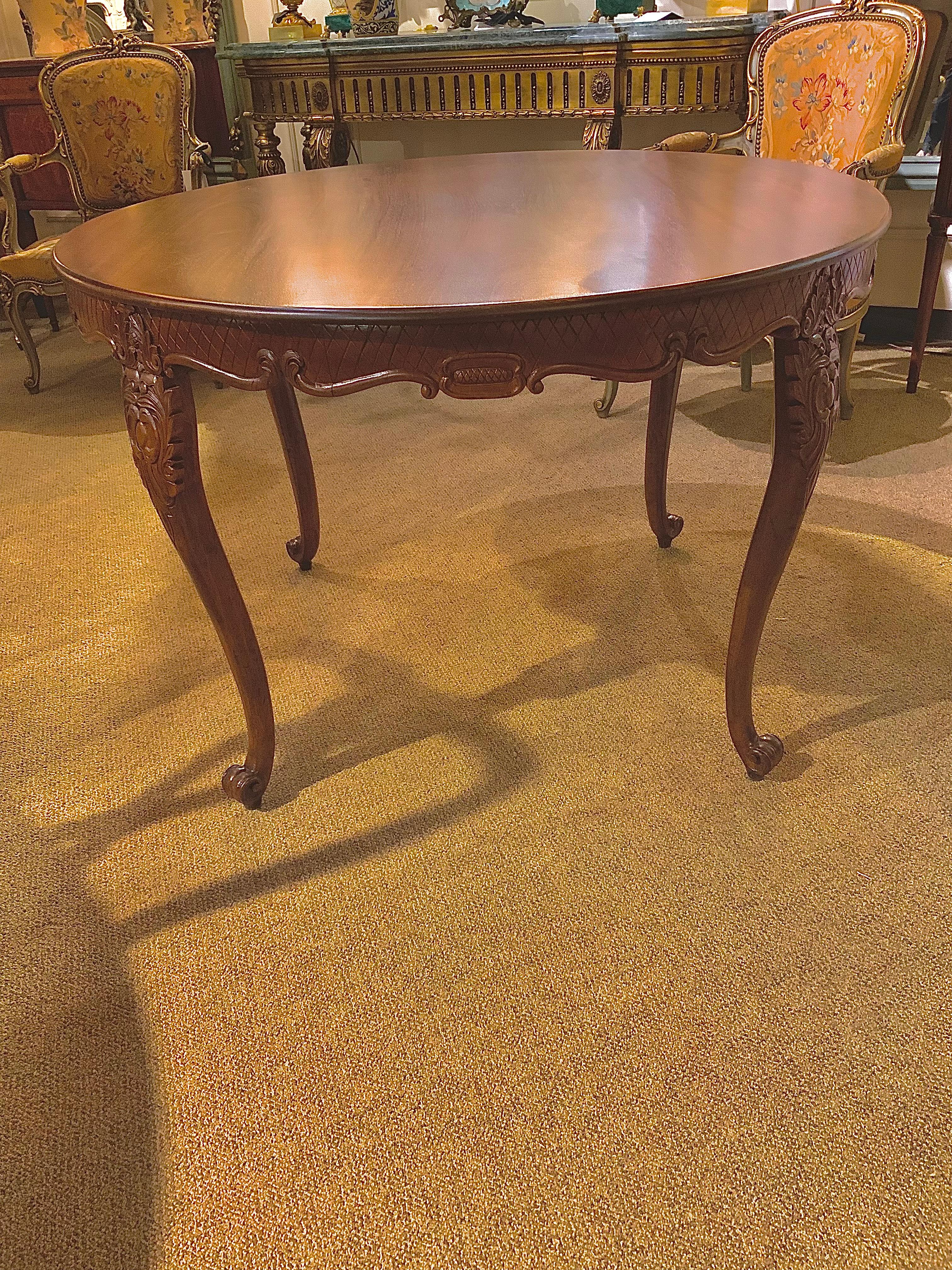 Round French Louis XV-Style Walnut Dining Table, Cabriole Leg 3