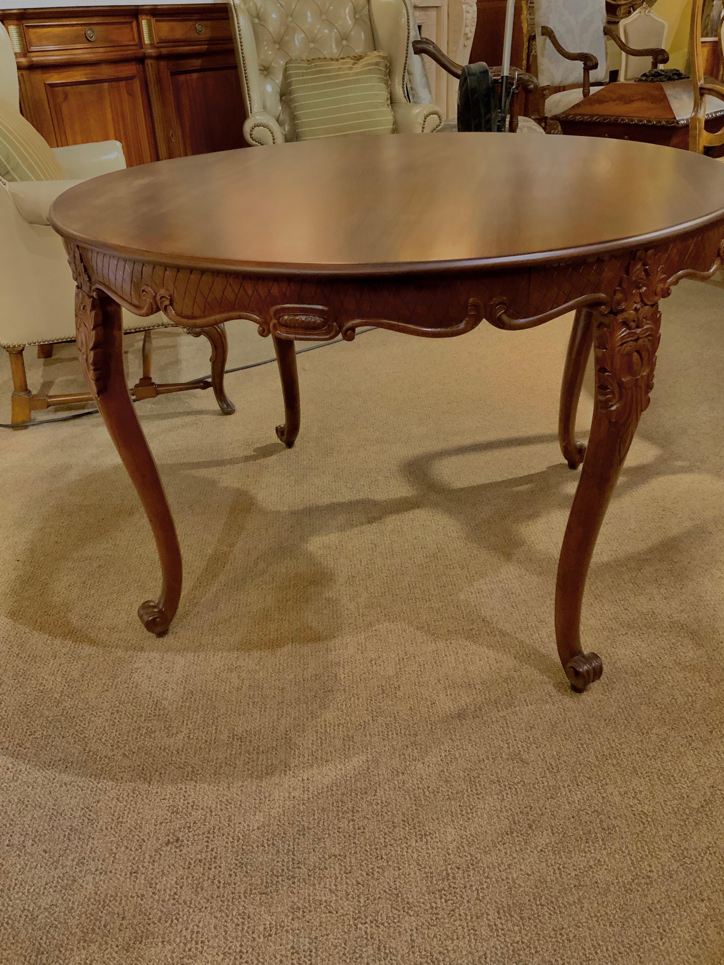 Round French Louis XV-Style Walnut Dining Table, Cabriole Leg 5