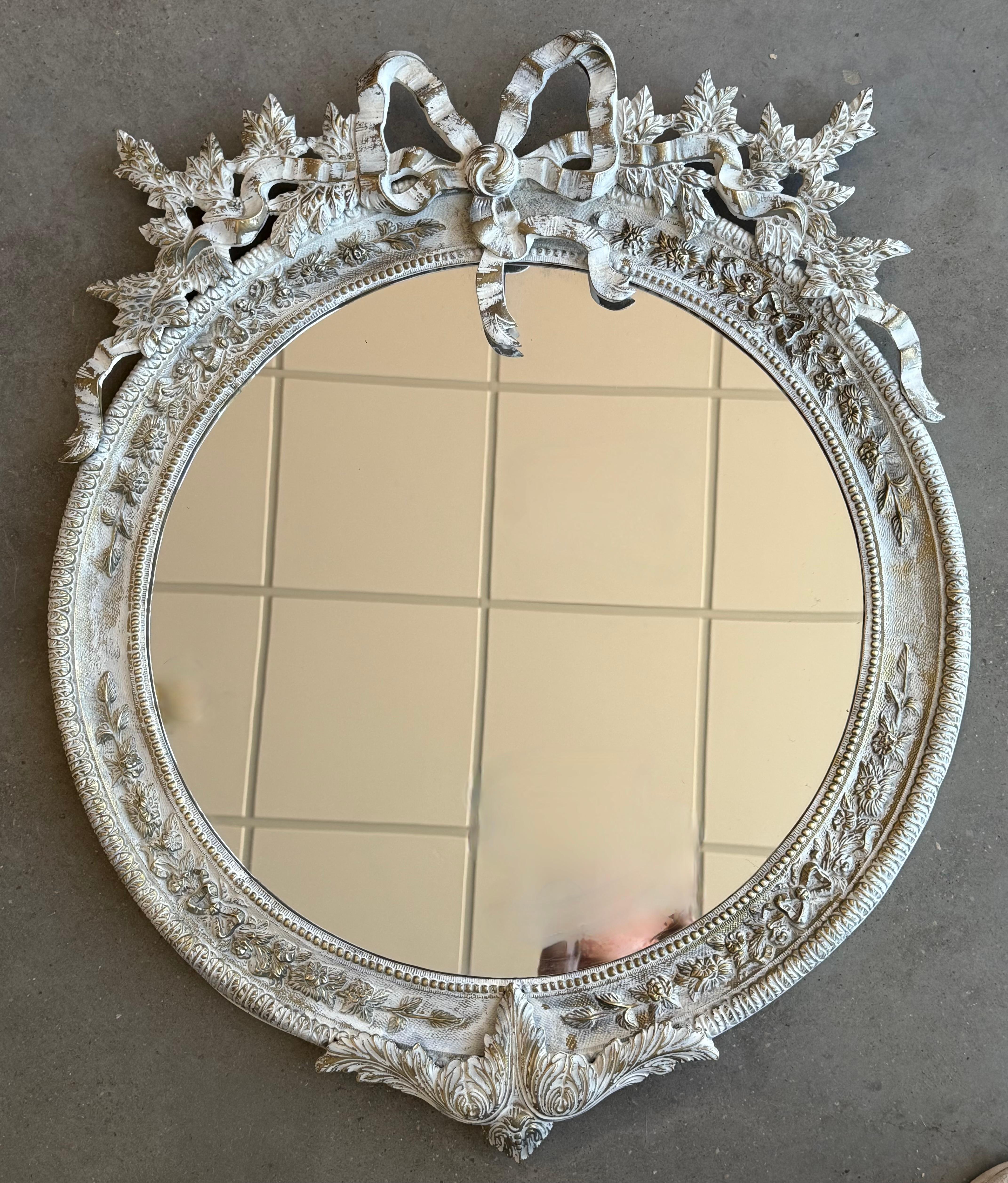  Specchio da parete rotondo dorato French Rococo  Lo specchio ha una squisita cornice dorata in stile rococò ed è elaboratamente decorato con conchiglie e foglie.  La grande cornice rotonda sbiancata dall'età è realizzata in gesso ed è in buone