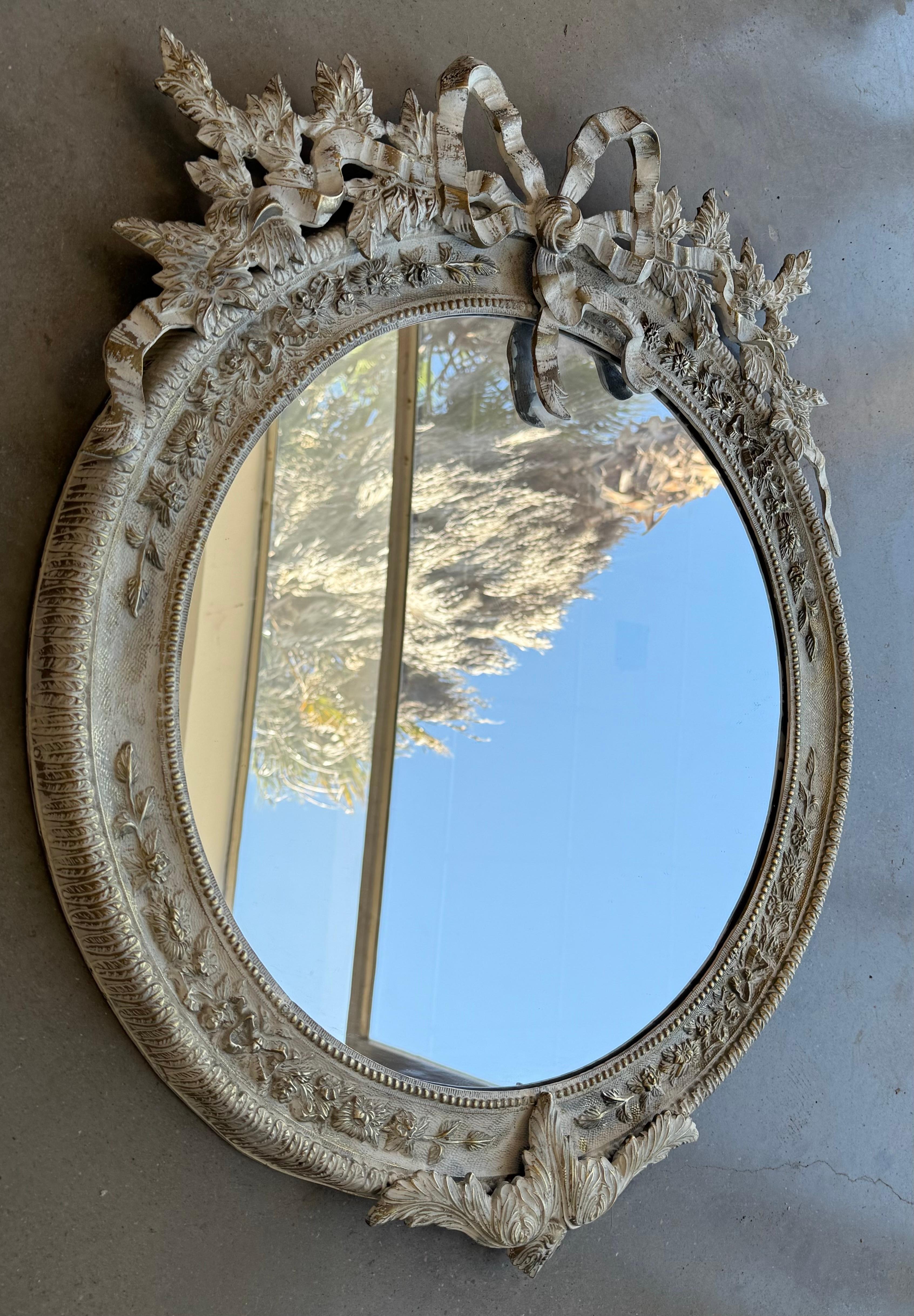 Rococò Specchio da parete rotondo French Rococo in bronzo bianco e griglio in vendita