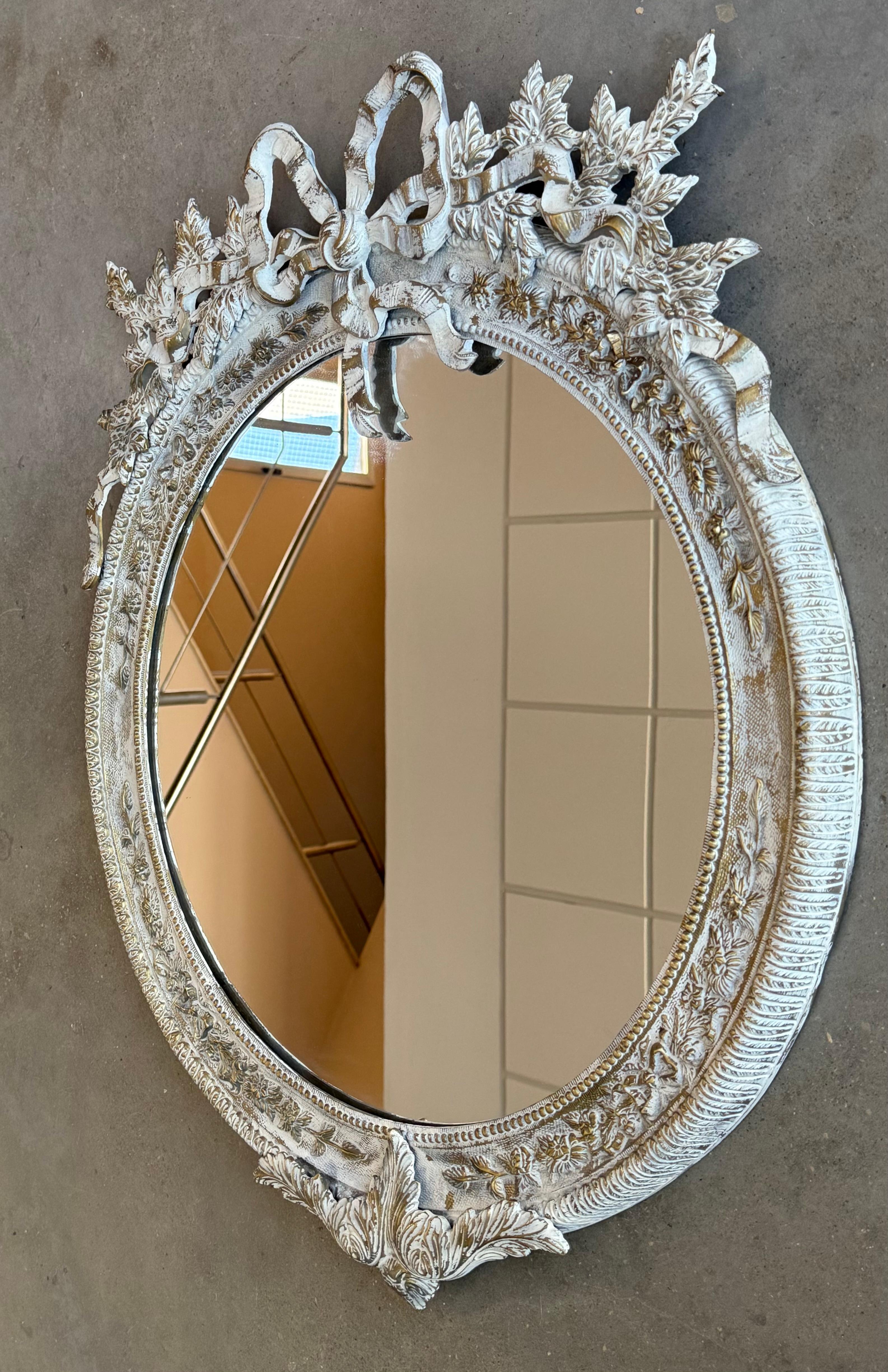 Francese Specchio da parete rotondo French Rococo in bronzo bianco e griglio in vendita
