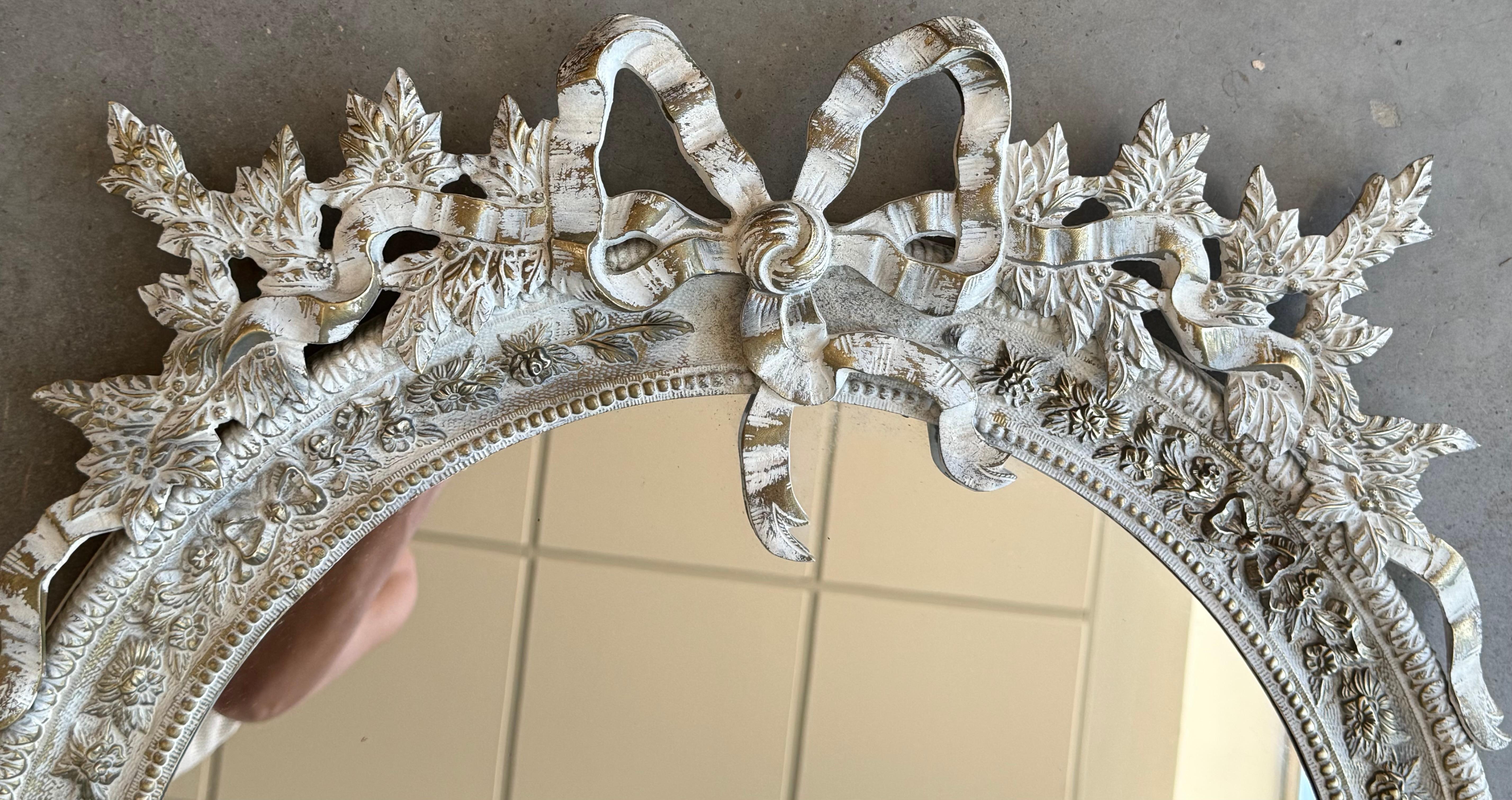 Specchio da parete rotondo French Rococo in bronzo bianco e griglio In condizioni buone in vendita a Miami, FL