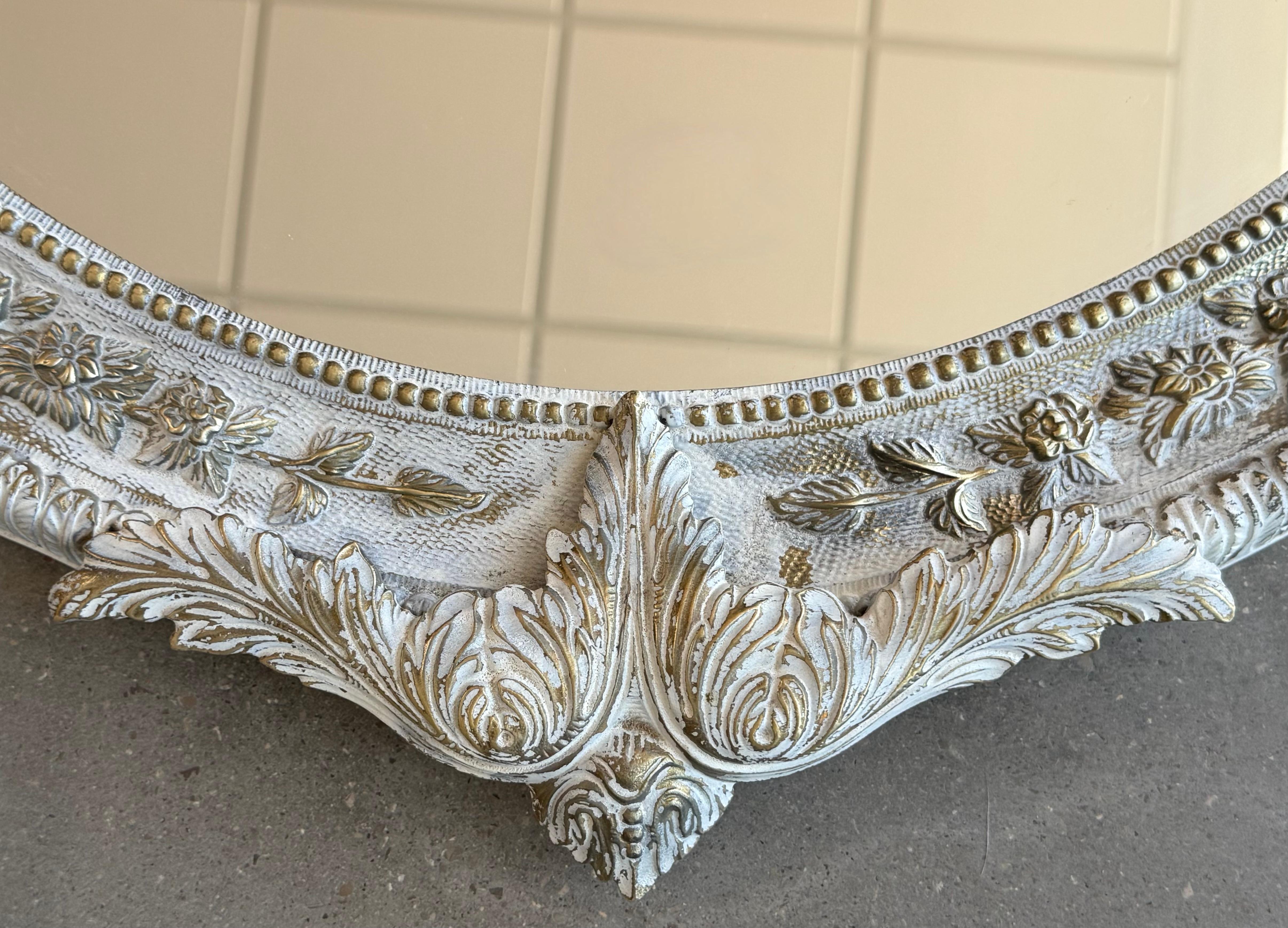 Fine XIX secolo Specchio da parete rotondo French Rococo in bronzo bianco e griglio in vendita