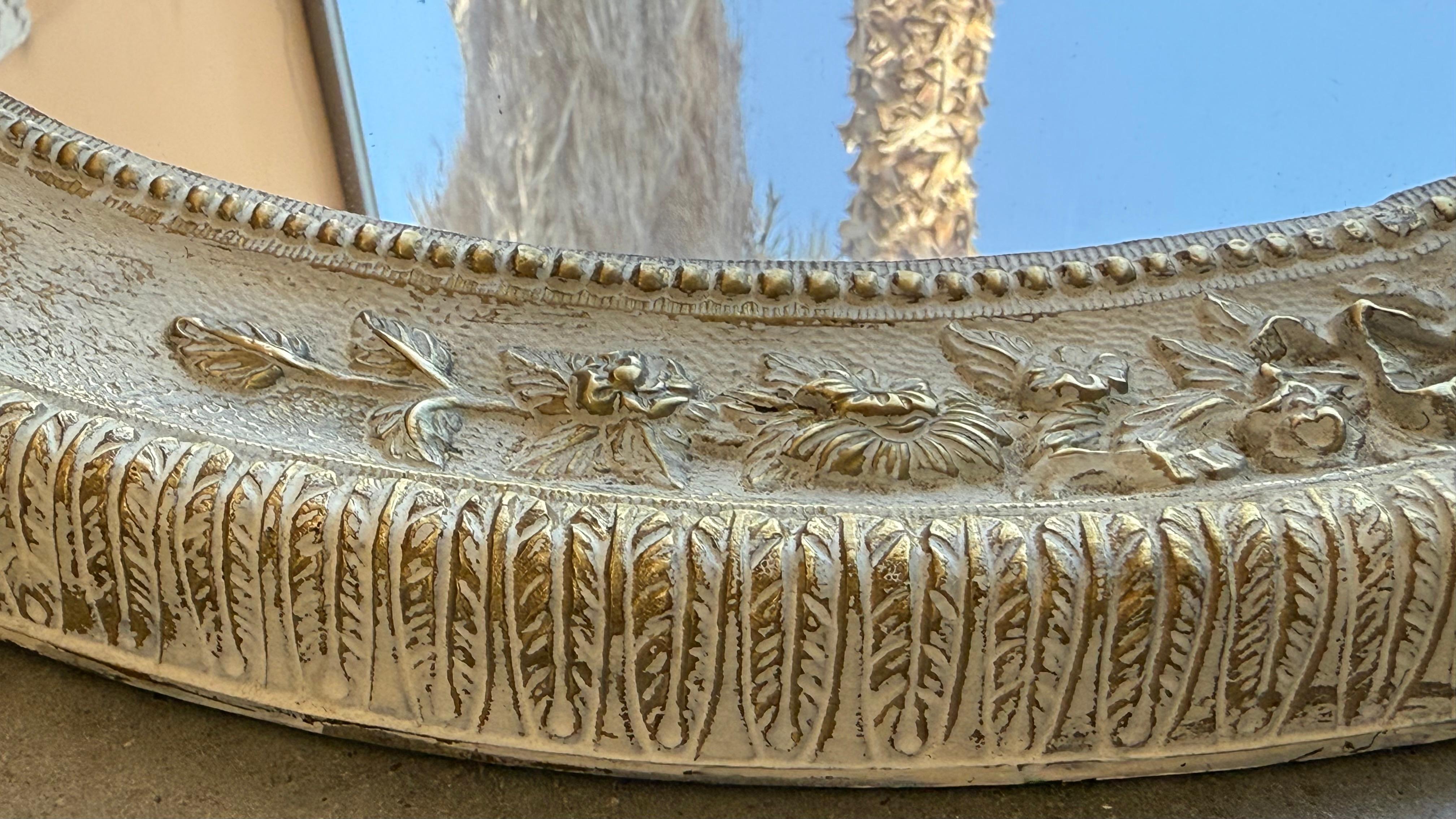 Bronzo Specchio da parete rotondo French Rococo in bronzo bianco e griglio in vendita