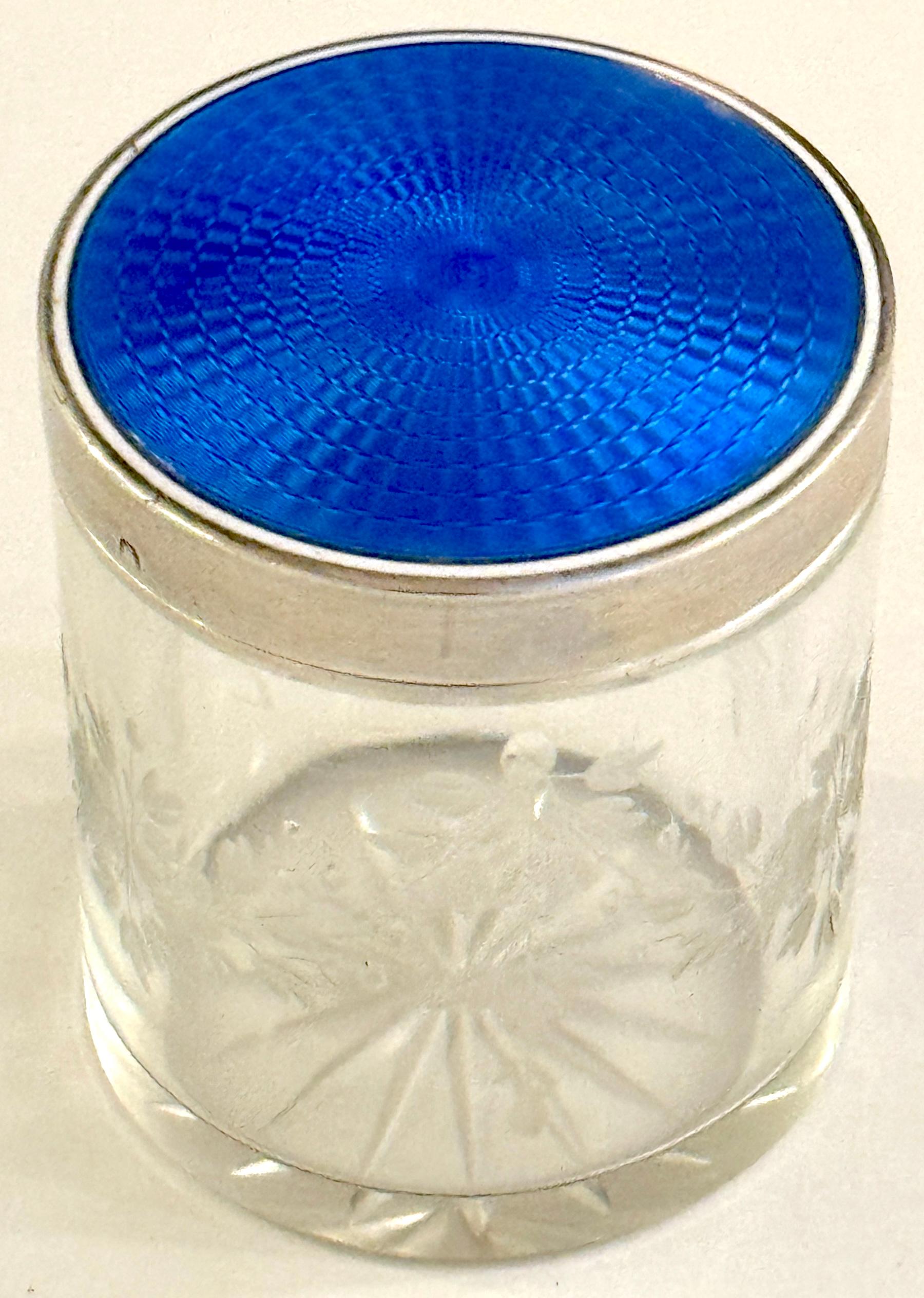 Scatola da tavolo rotonda in argento francese, smalto guilloché blu intenso e cristallo 
Marchio con Minerva francese sul bordo d'argento 

Questa squisita scatola da tavolo rotonda in argento francese, alta 3 pollici e con un diametro di 2,5