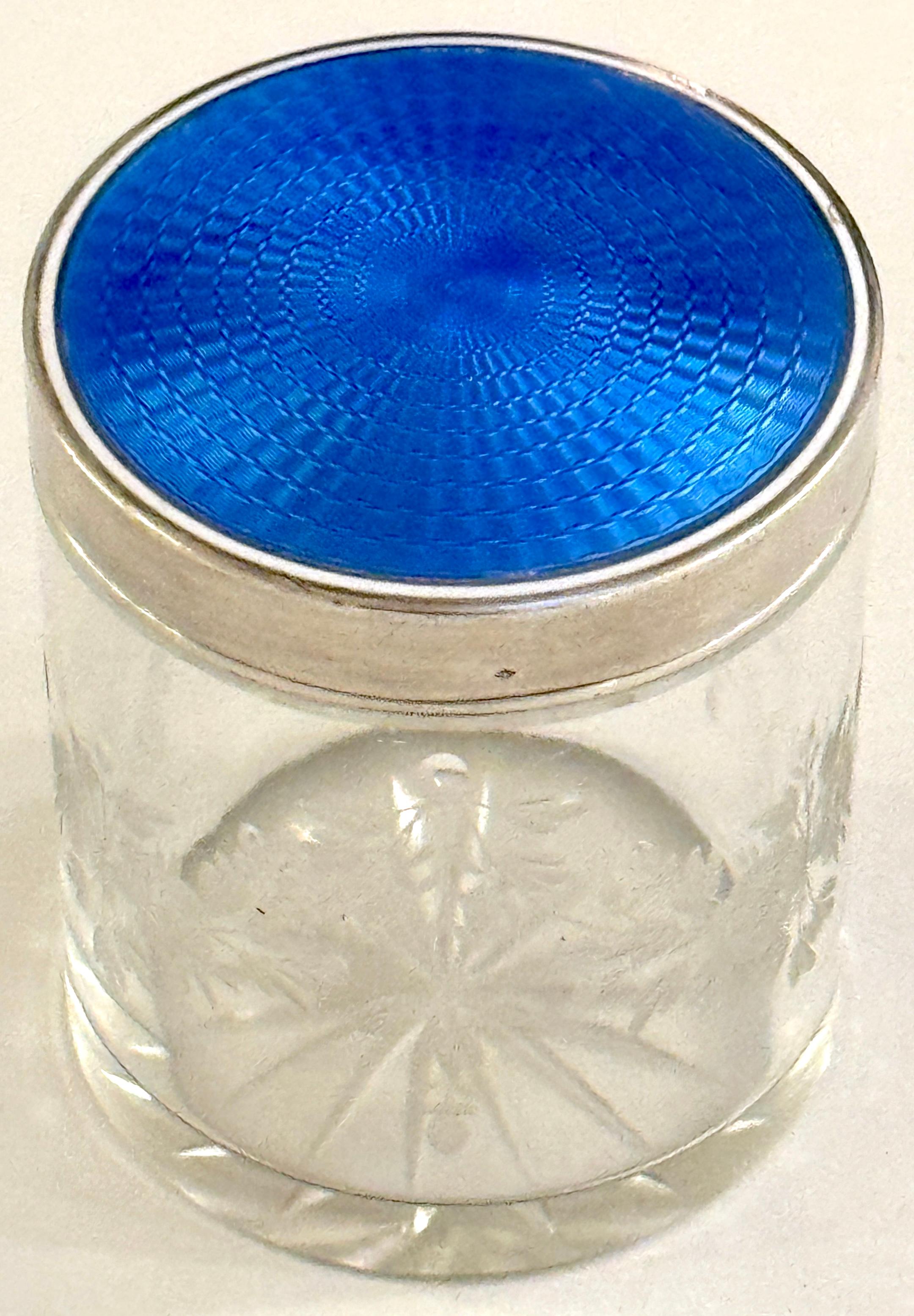 Francese Scatola da tavolo rotonda in argento francese, smalto guilloché blu intenso e cristallo in vendita