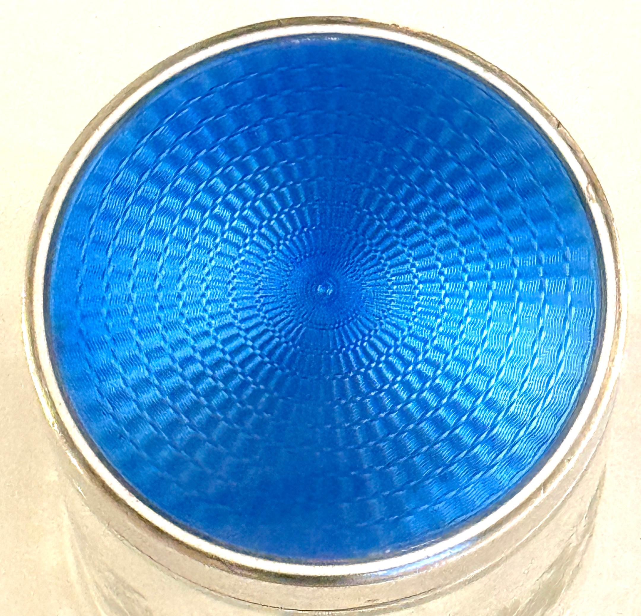 Smaltato Scatola da tavolo rotonda in argento francese, smalto guilloché blu intenso e cristallo in vendita