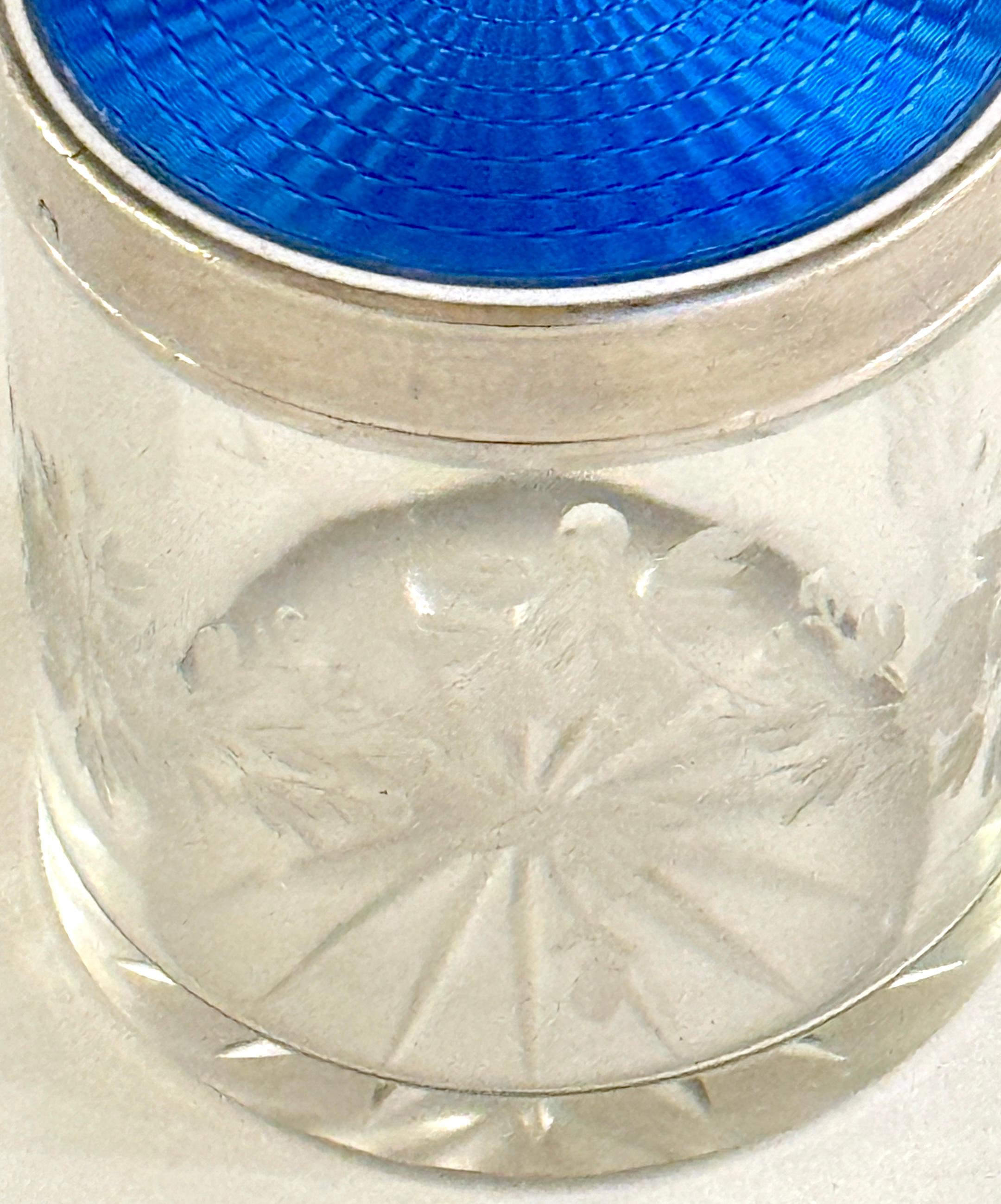 XX secolo Scatola da tavolo rotonda in argento francese, smalto guilloché blu intenso e cristallo in vendita