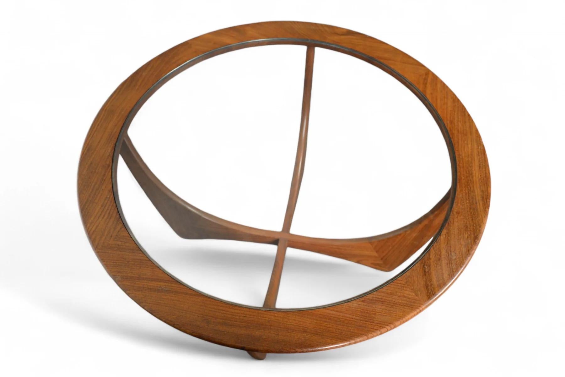 Concepteur : Victor B. Wilkins
Fabricant : G-Plan
Époque : 1966
MATERIAL : Afromosia, verre
Dimensions : 33