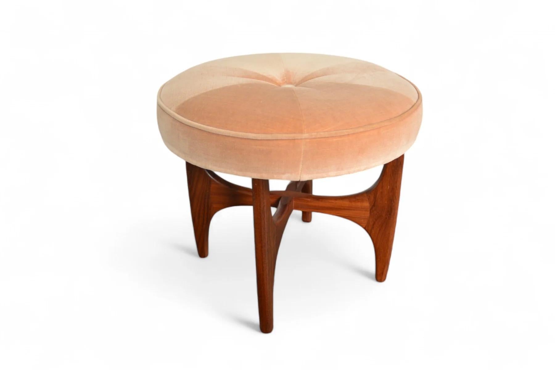 Origine : Angleterre
Concepteur : Victor B. Wilkins
Fabricant : G-Plan
Époque : 1966
MATERIAL : Afromosia
Dimensions : 21