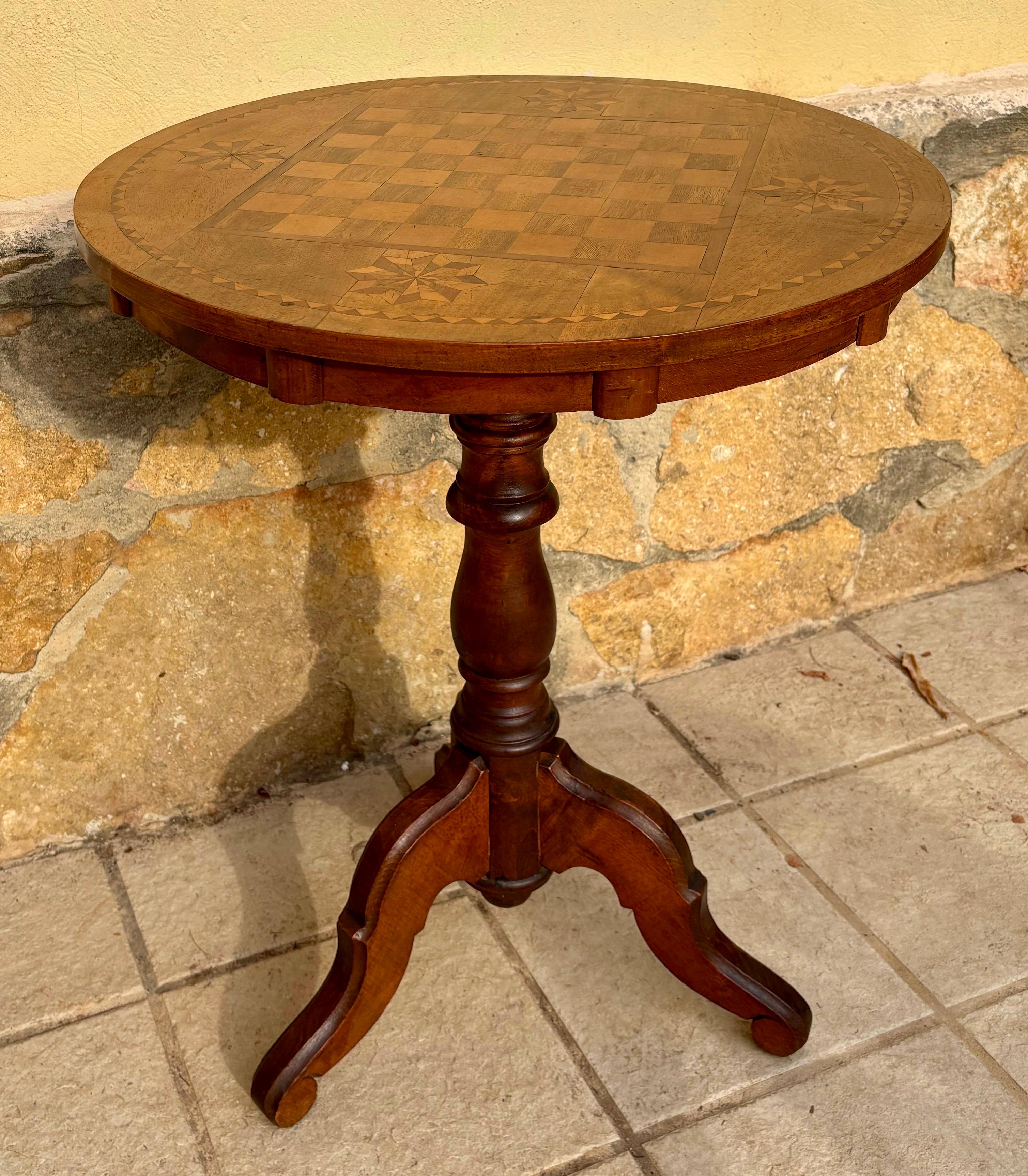 Round Game Table With Marquetry Top, 1940s In Good Condition For Sale In BÉTERA, ES