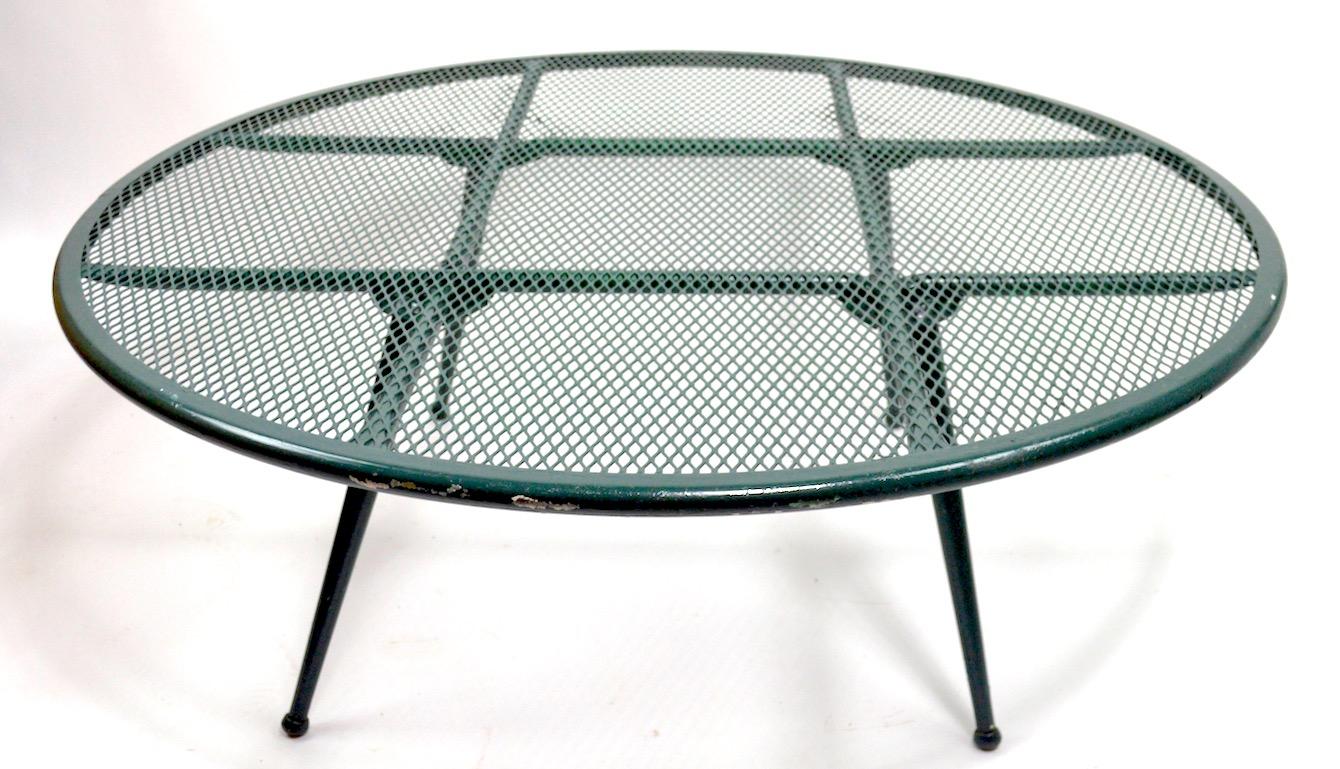 Mid-Century Modern Round Garden Patio Coffee Cocktail Table Attributed to Woodard