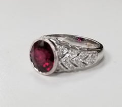 Bague ronde en grenat et diamants