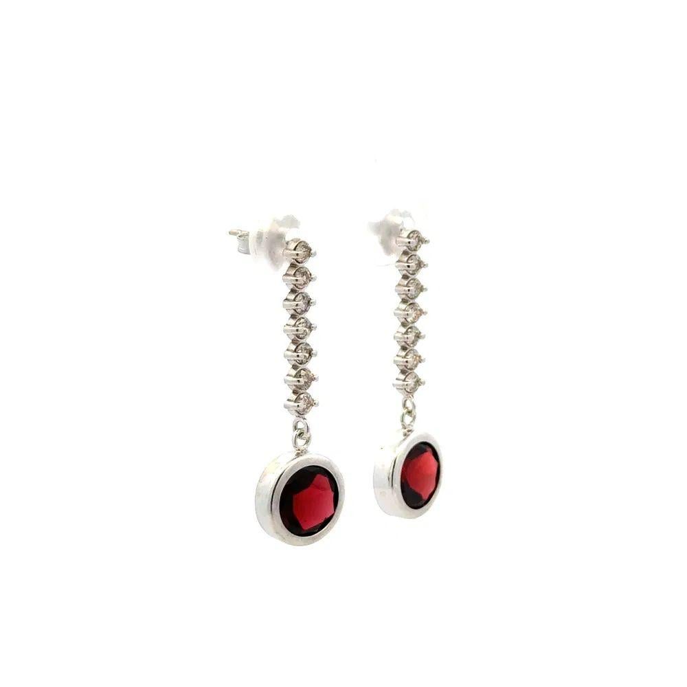 Sencillamente hermoso Pendientes de gota vintage de oro con granate redondo y diamantes, finamente detallados. Engastada a mano con granates redondos de 3 tcw y diamantes redondos de talla brillante de 0,35 tcw. Exquisitamente elaborada a mano en