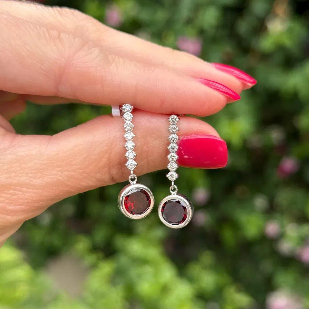 Pendientes de gota vintage de oro con granate redondo y diamante RBC Modernista en venta