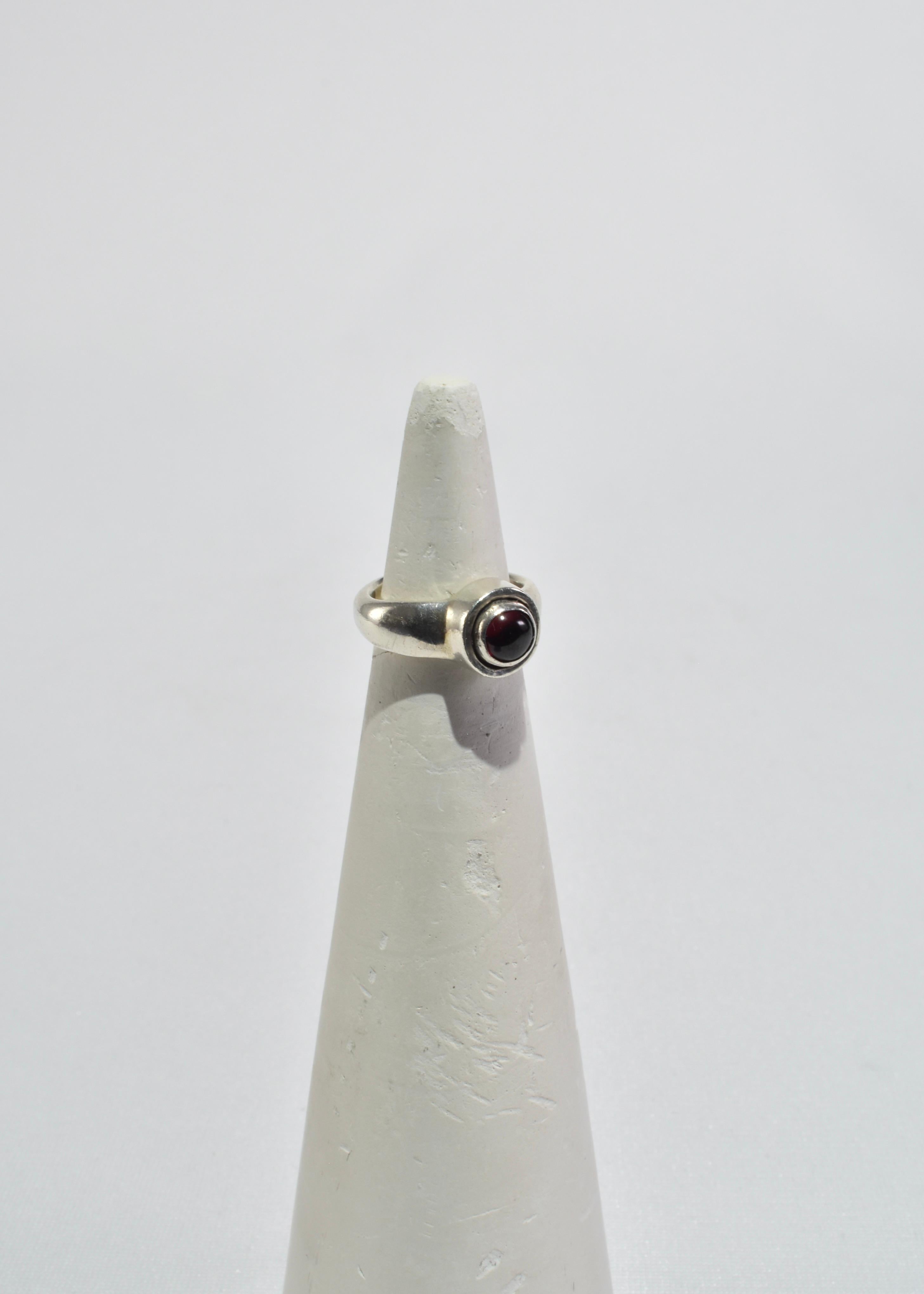 Round Garnet Ring In Good Condition For Sale In Richmond, VA