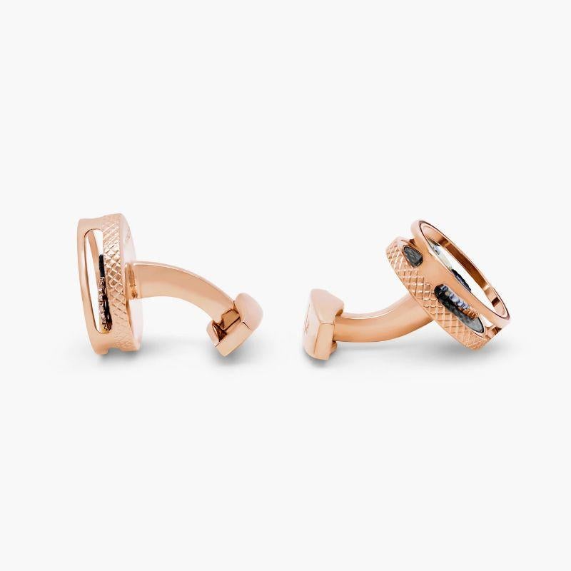 Round Gear Carbon Fibre Cufflinks with Rose Gold Finish

Inspired by mechanical watch movements, this timeless round shape in rose gold-coloured base metal frames 3 individual gears which rotate by touch. A masculine blue Alutex base enhances the