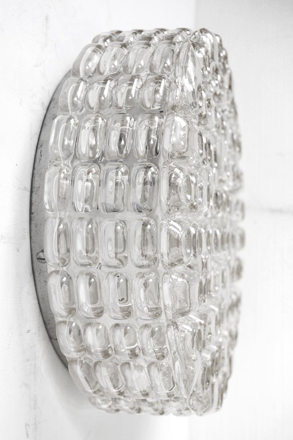 Einer der ...  schöne skulpturale klare mundgeblasene Glasunterputzdose von Aloys F. Gangkofner.
Deutschland, 1960er Jahre.
Lampenfassungen: E27 (US E26).
 