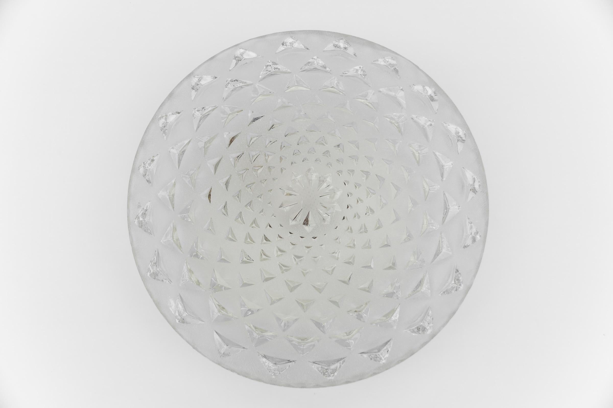 Round Geometric Satin Glass Flush Mount Light or Wall Lamp, 1960s

This lamp need 1 x E27 Edison screw fit bulb is wired, in working condition and runs both on 110 / 230 volt. Dimmable.

Light bulbs are not included.

It is possible to install this