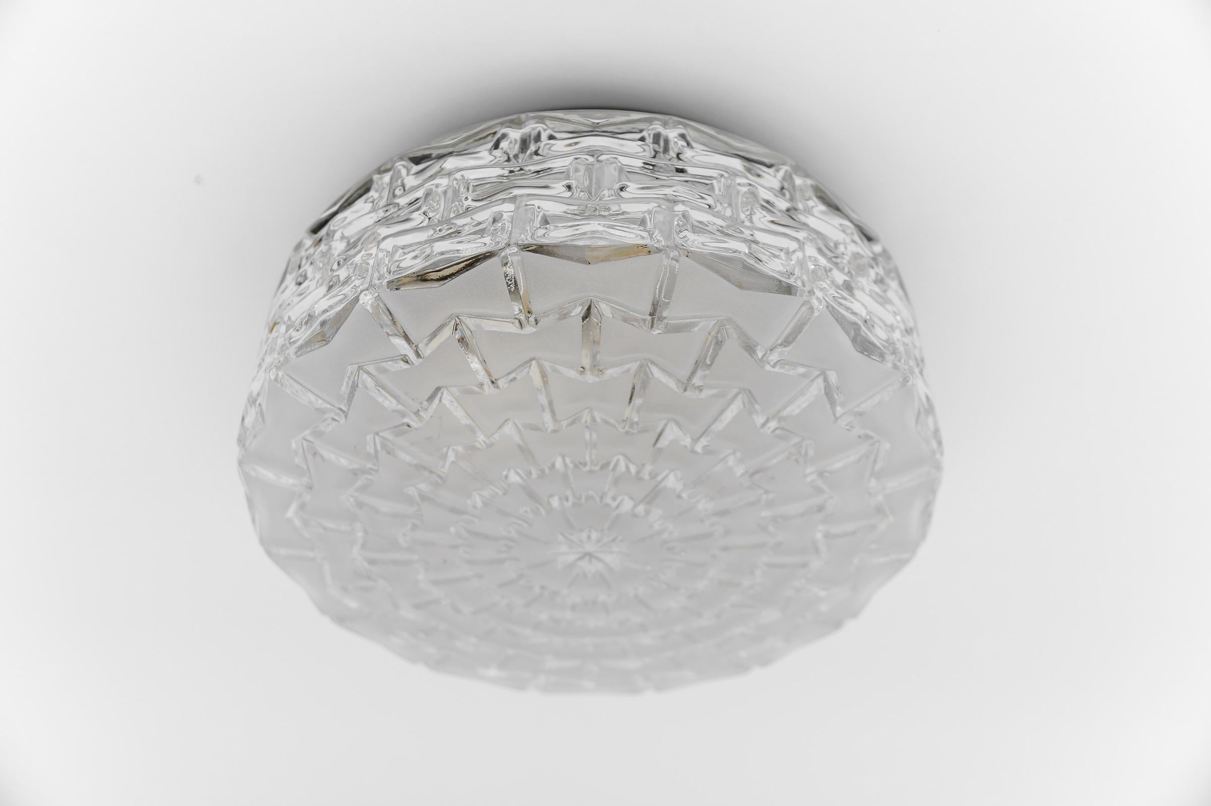 Lámpara o aplique redondo geométrico de cristal satinado, años 60 Moderno de mediados de siglo en venta