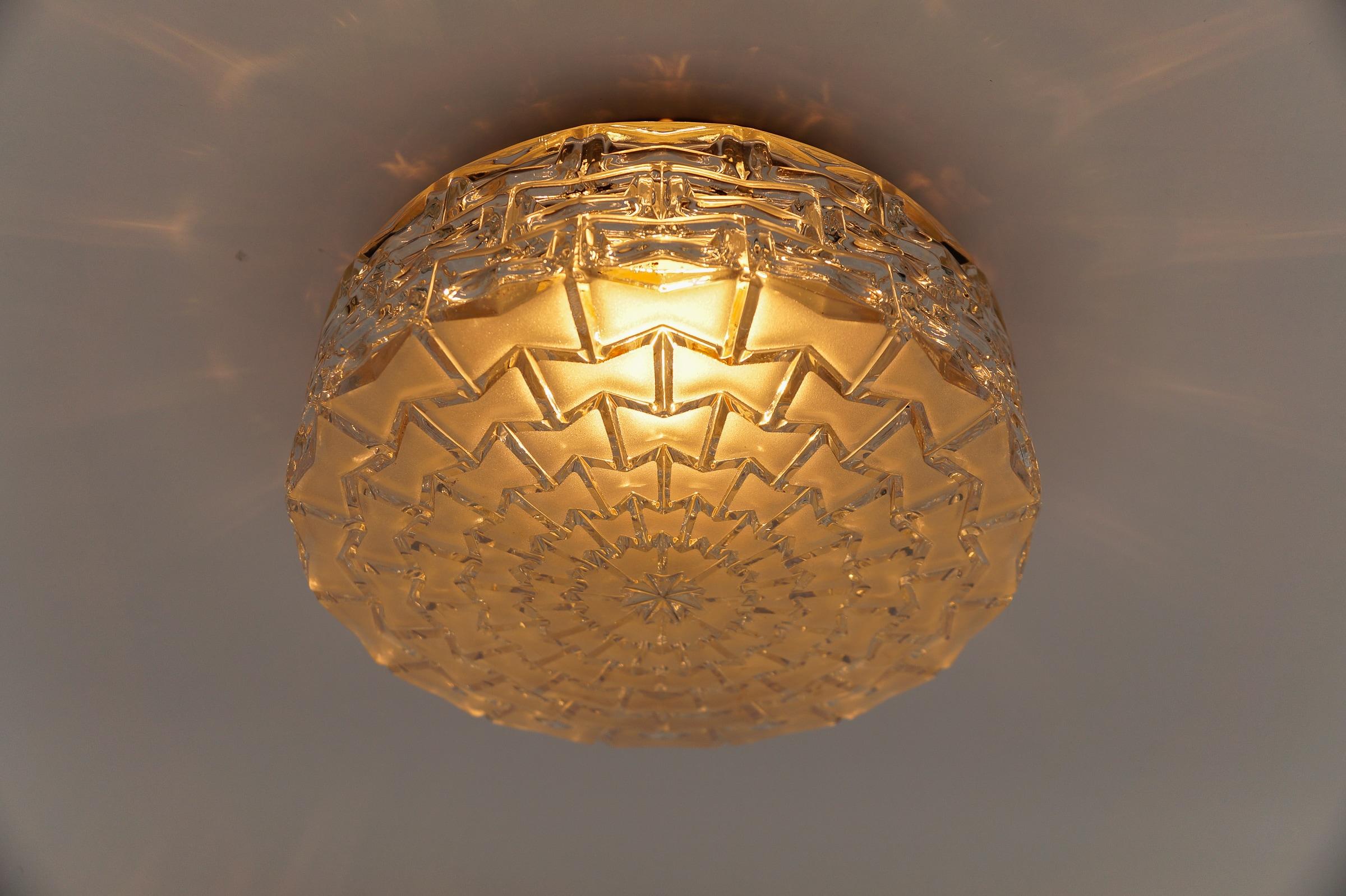 Lámpara o aplique redondo geométrico de cristal satinado, años 60 Alemán en venta
