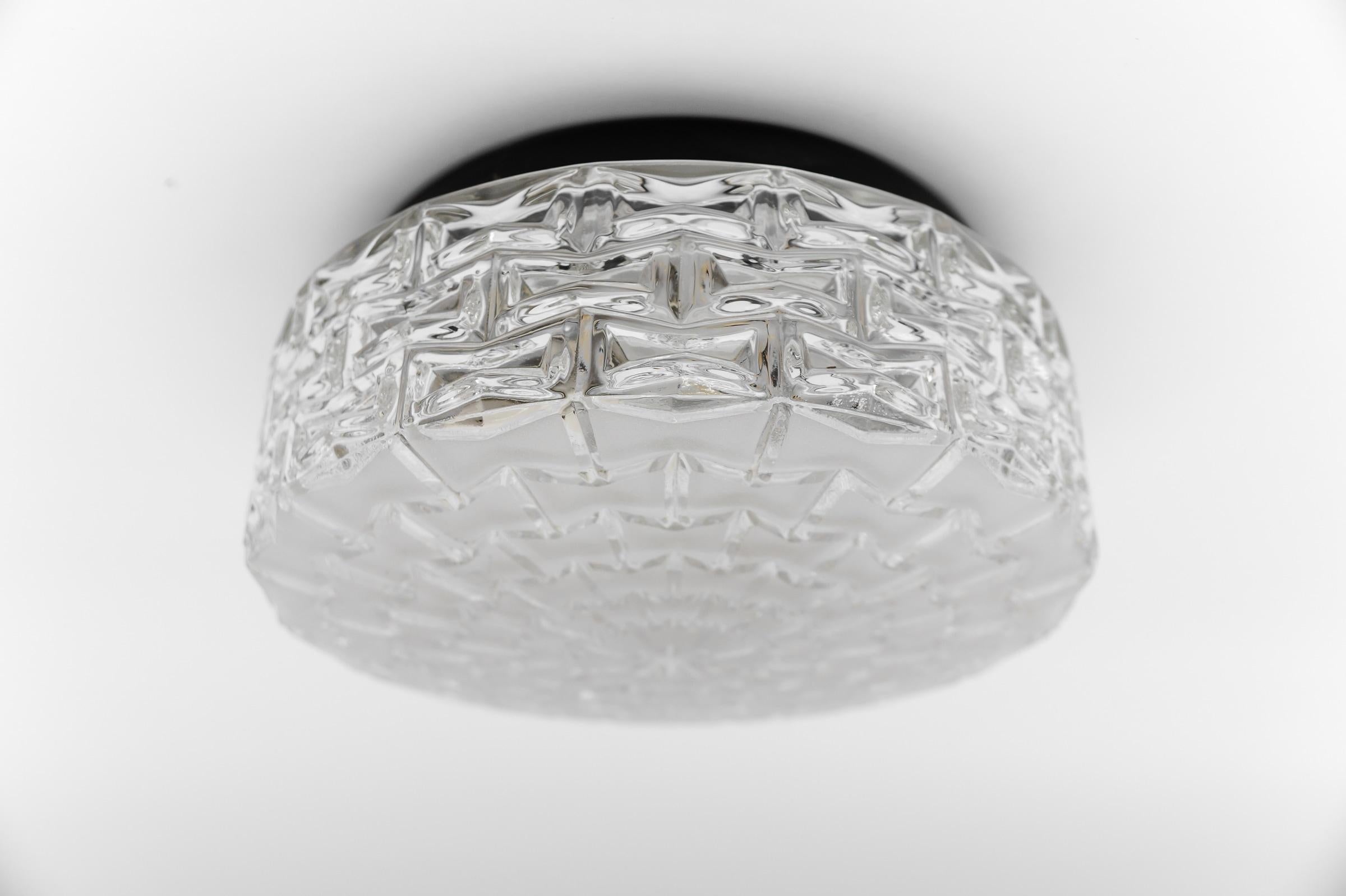 Lámpara o aplique redondo geométrico de cristal satinado, años 60 en venta 2