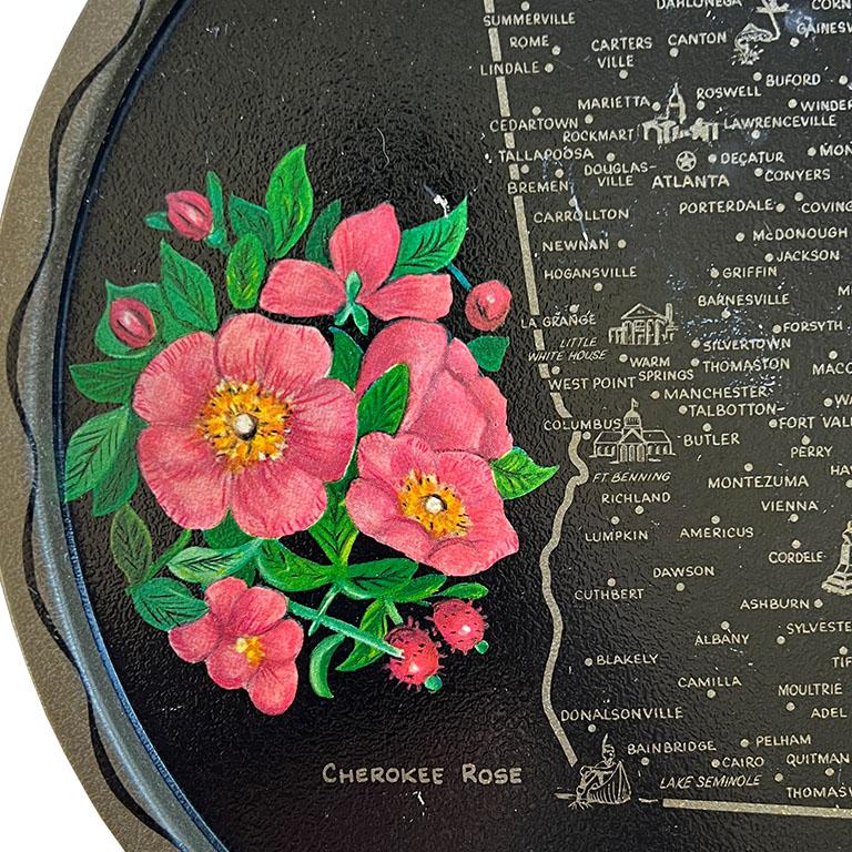 Preciosa bandeja metálica redonda para servir Georgia, decorada con una rosa Cherokee pintada a mano y el contorno de Georgia con sus ciudades y atracciones notables. Sería un complemento estupendo para la vajilla de un bar, ¡o incluso maravilloso